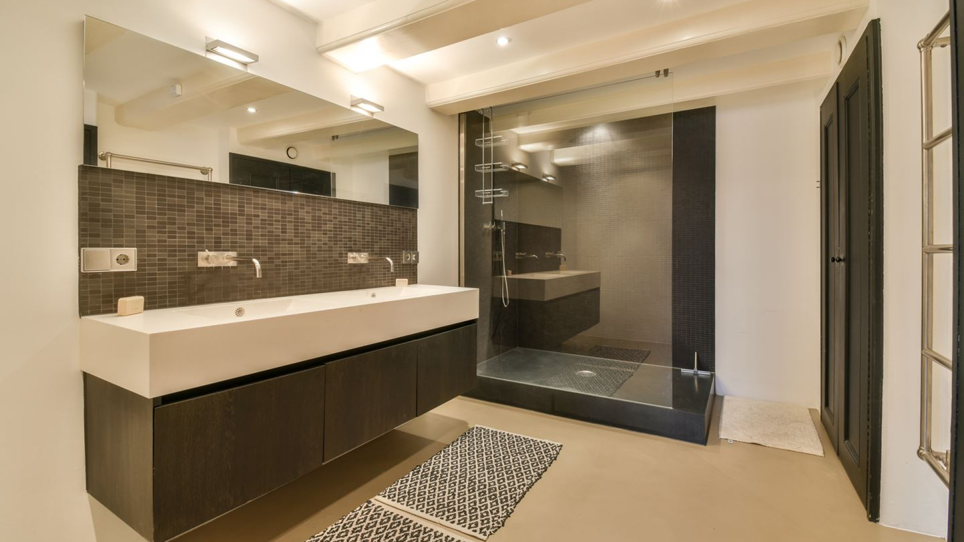 Marc Overmars verkoopt zijn luxe grachtenappartement in Amsterdam zwaar onder de vraagprijs. Zie foto's 12