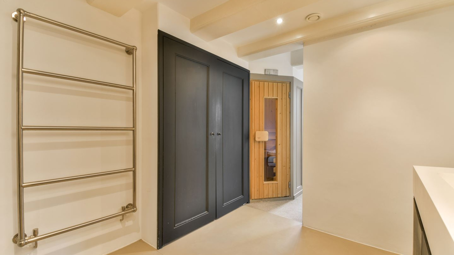 Marc Overmars verkoopt zijn luxe grachtenappartement in Amsterdam zwaar onder de vraagprijs. Zie foto's 13