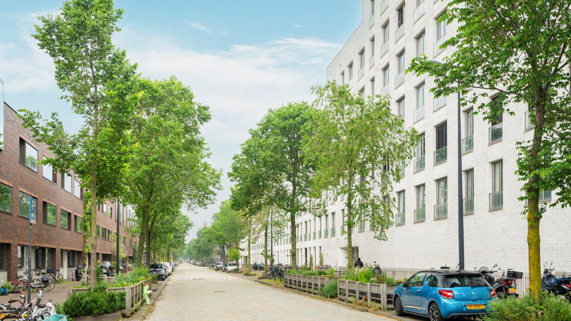Zangeres Hind zet haar Amsterdamse appartement te koop. Zie foto's 2