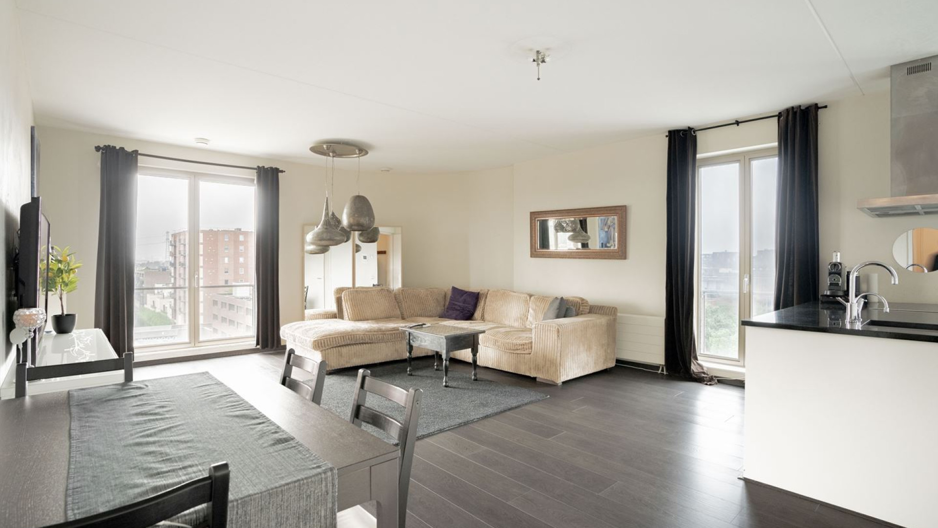 Zangeres Hind zet haar Amsterdamse appartement te koop. Zie foto's 4