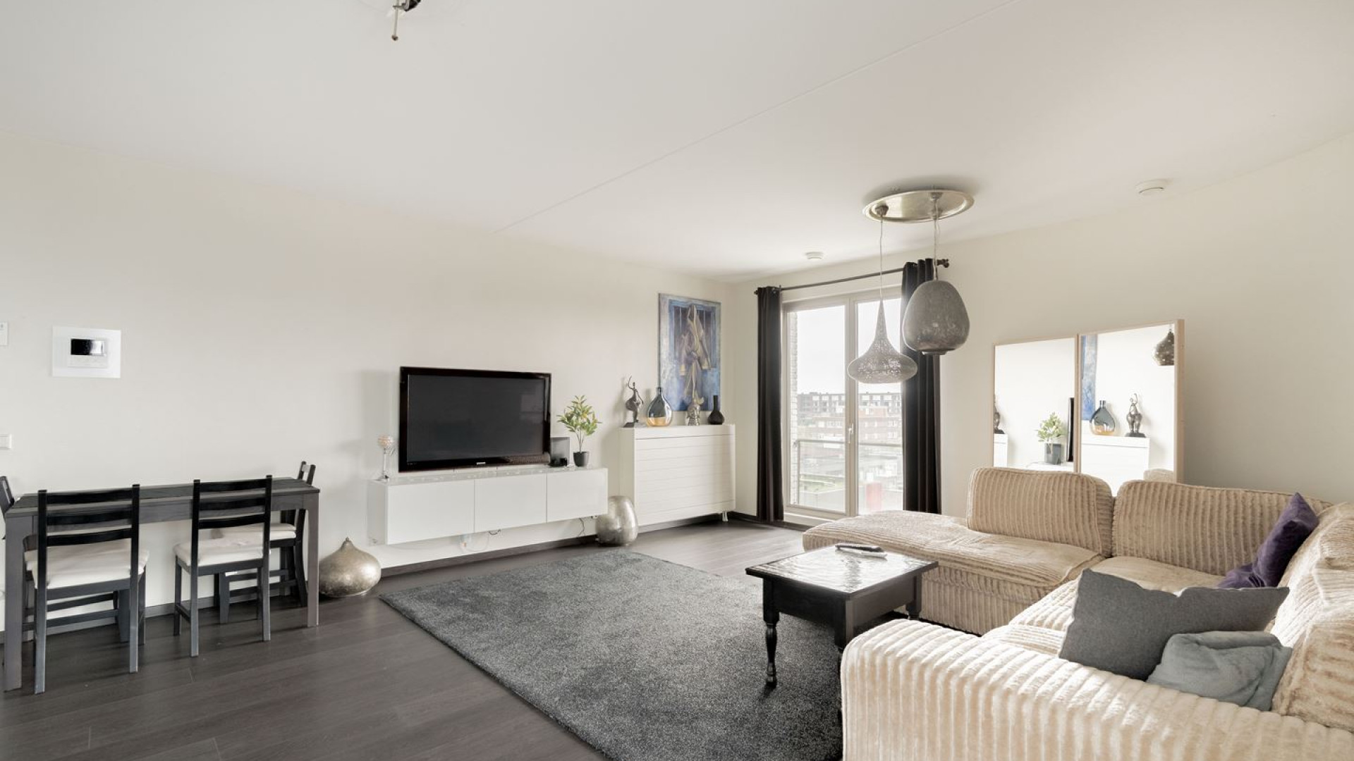 Zangeres Hind zet haar Amsterdamse appartement te koop. Zie foto's 5