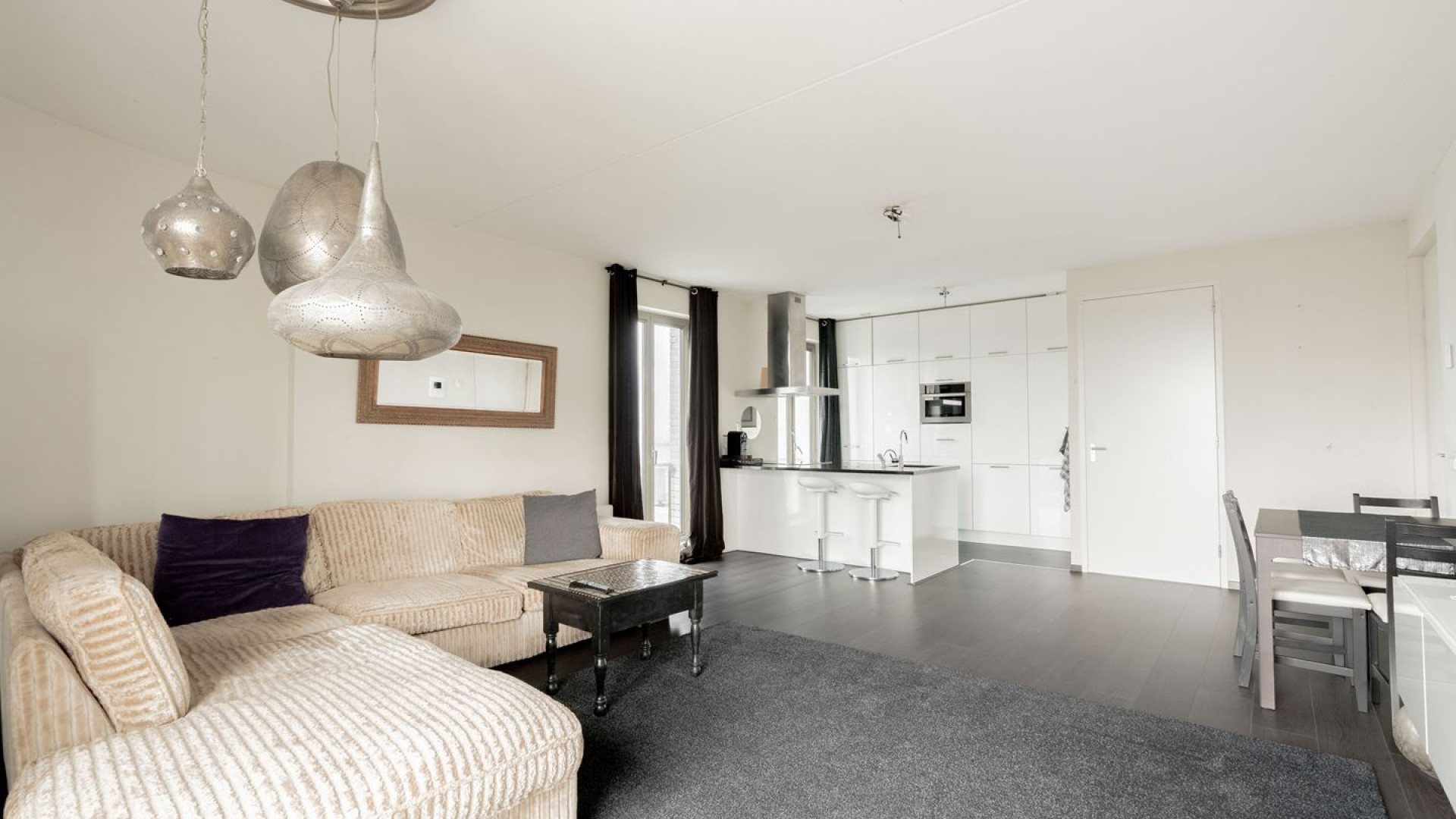 Zangeres Hind zet haar Amsterdamse appartement te koop. Zie foto's 6