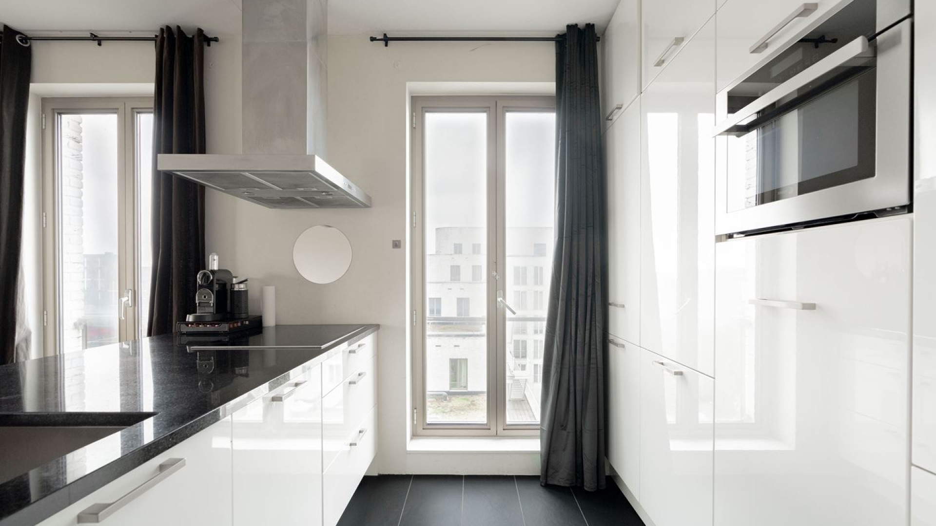 Zangeres Hind zet haar Amsterdamse appartement te koop. Zie foto's 7