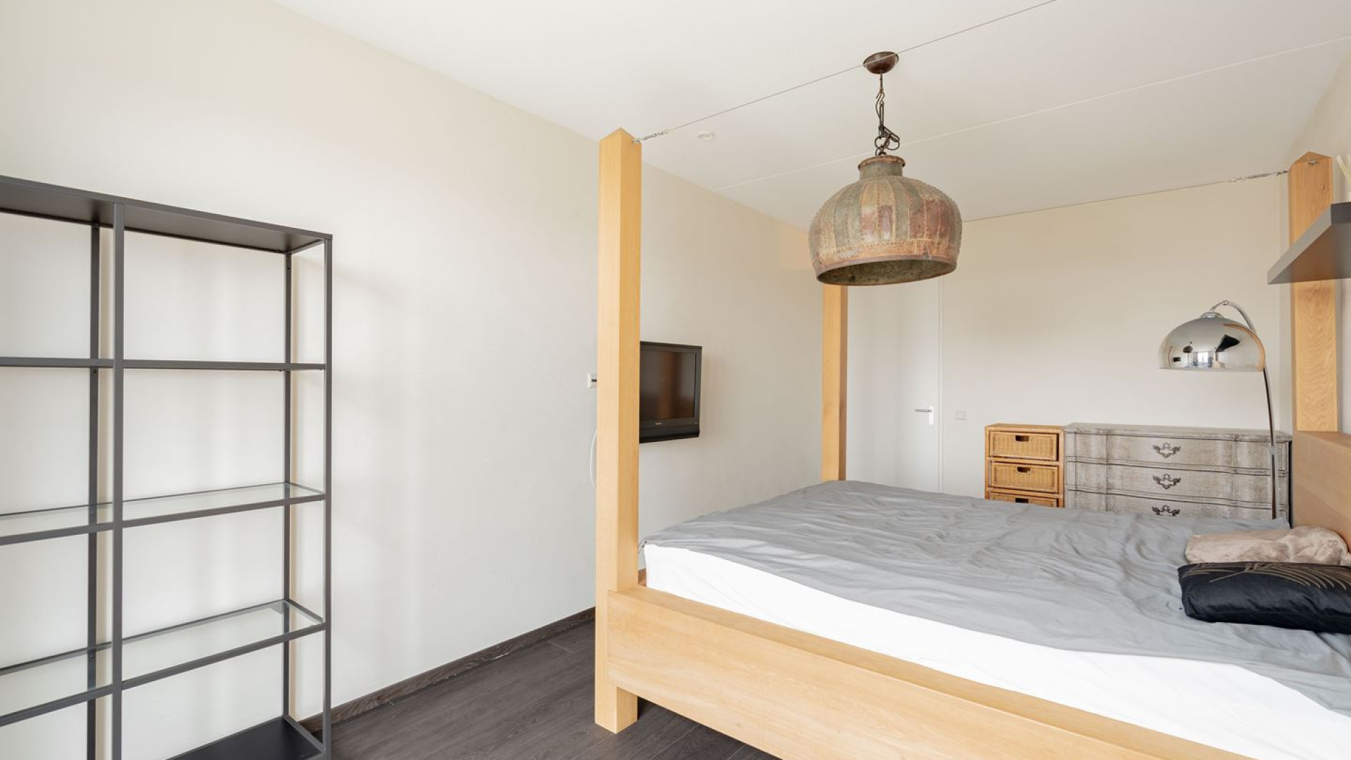 Zangeres Hind zet haar Amsterdamse appartement te koop. Zie foto's 9