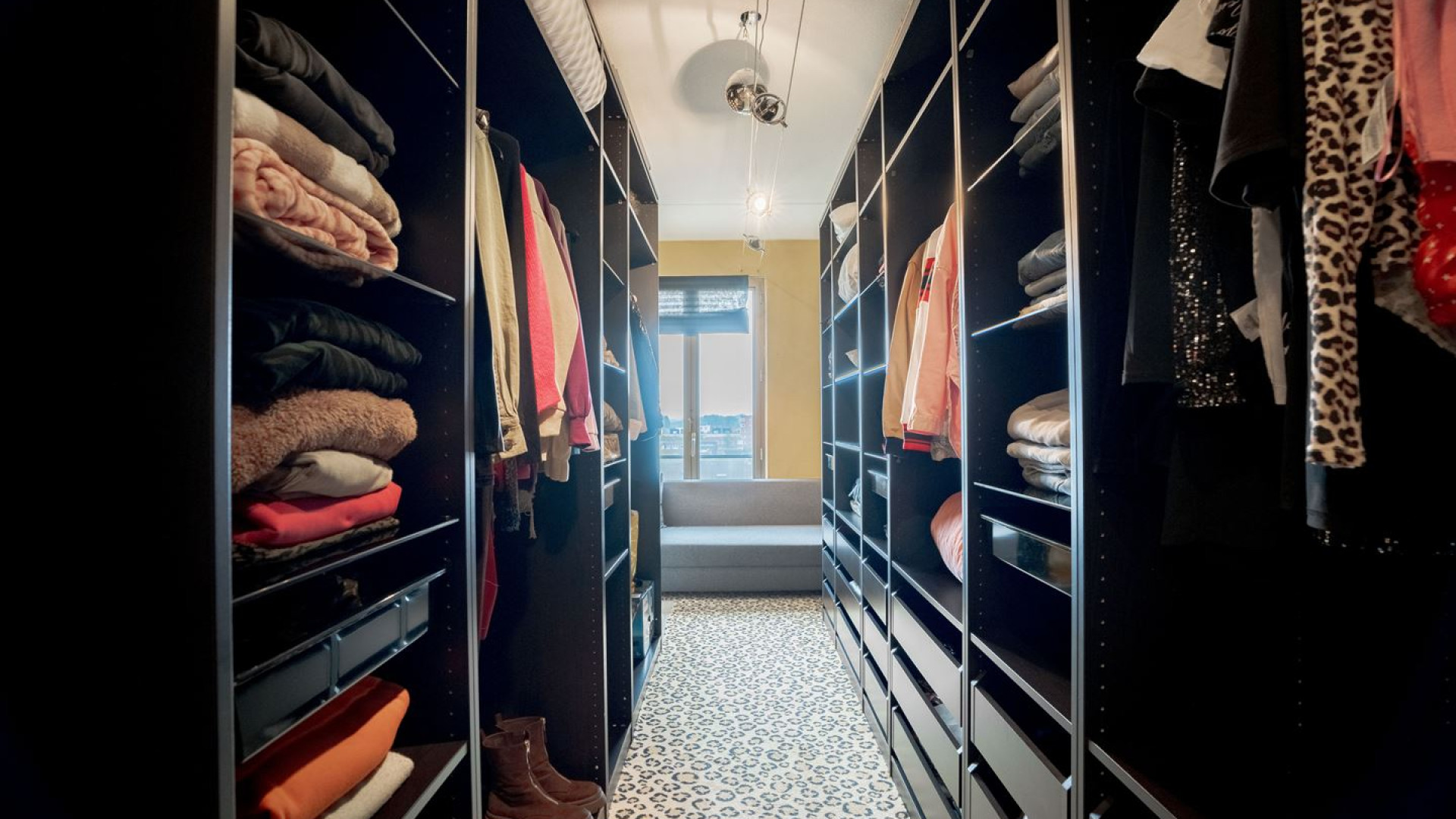 Zangeres Hind zet haar Amsterdamse appartement te koop. Zie foto's 10