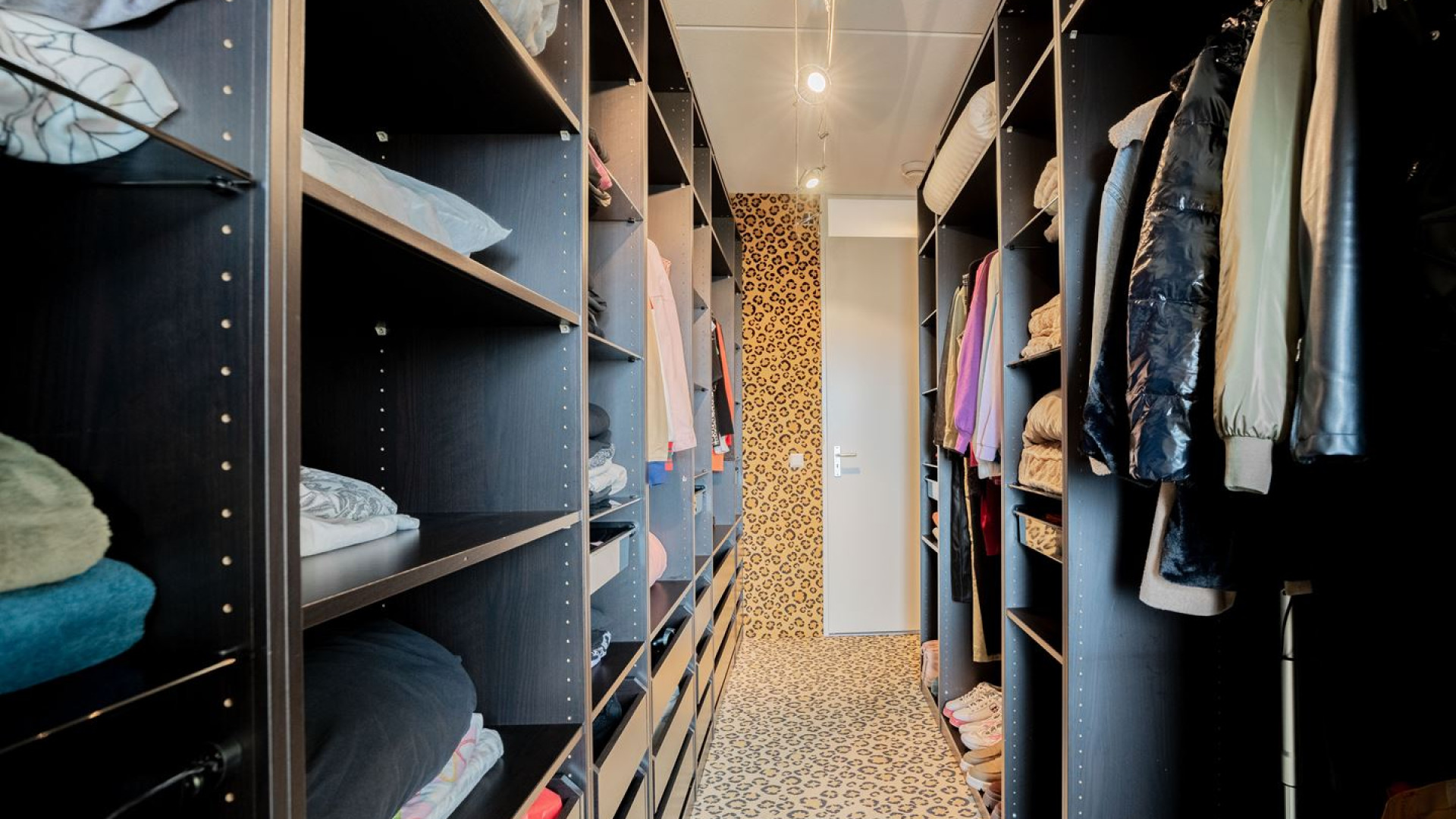 Zangeres Hind zet haar Amsterdamse appartement te koop. Zie foto's 11