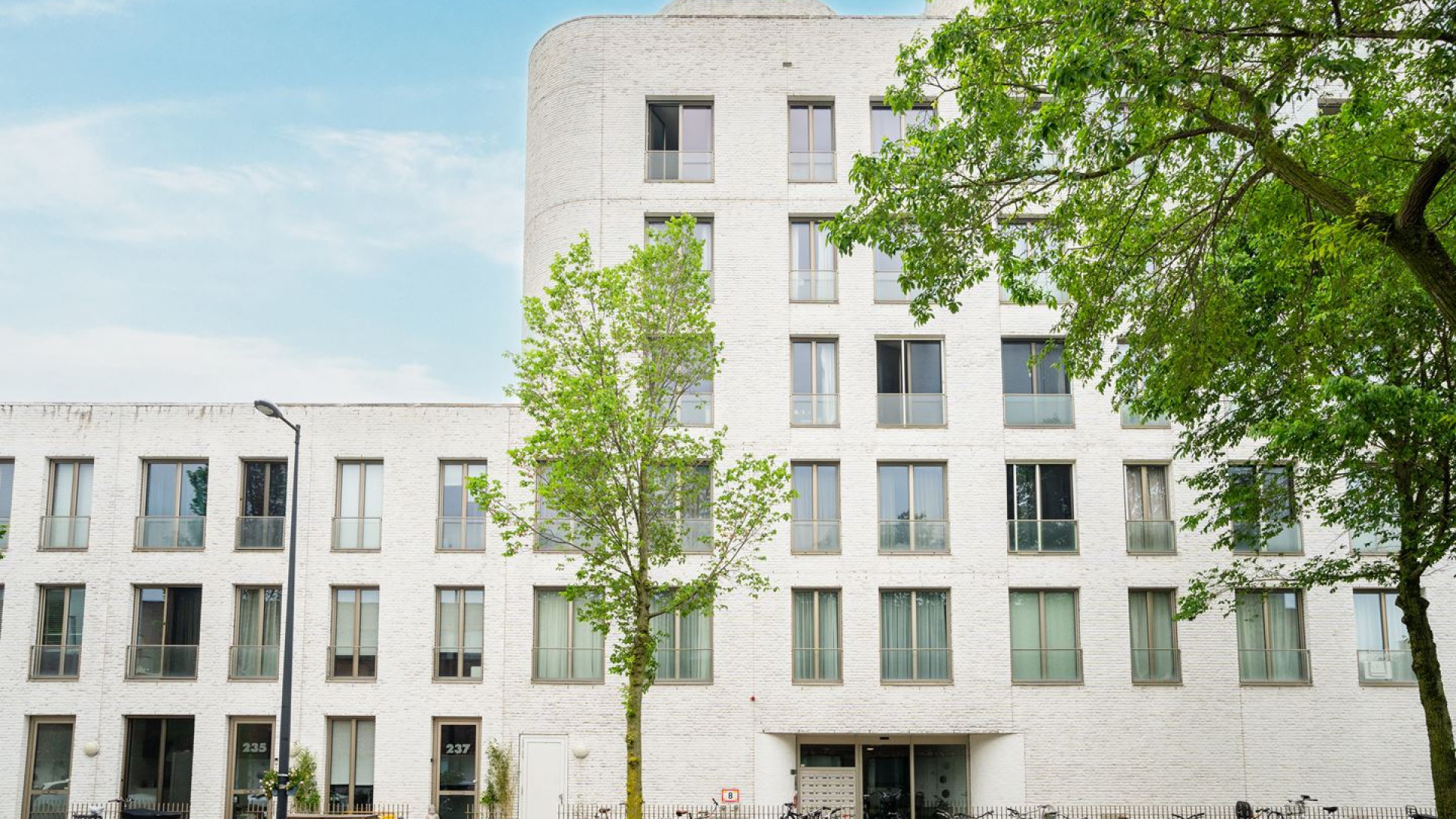 Zangeres Hind zet haar Amsterdamse appartement te koop. Zie foto's 13
