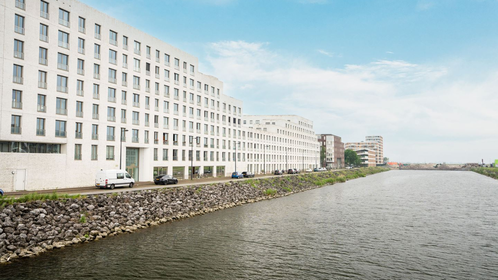 Zangeres Hind zet haar Amsterdamse appartement te koop. Zie foto's 14