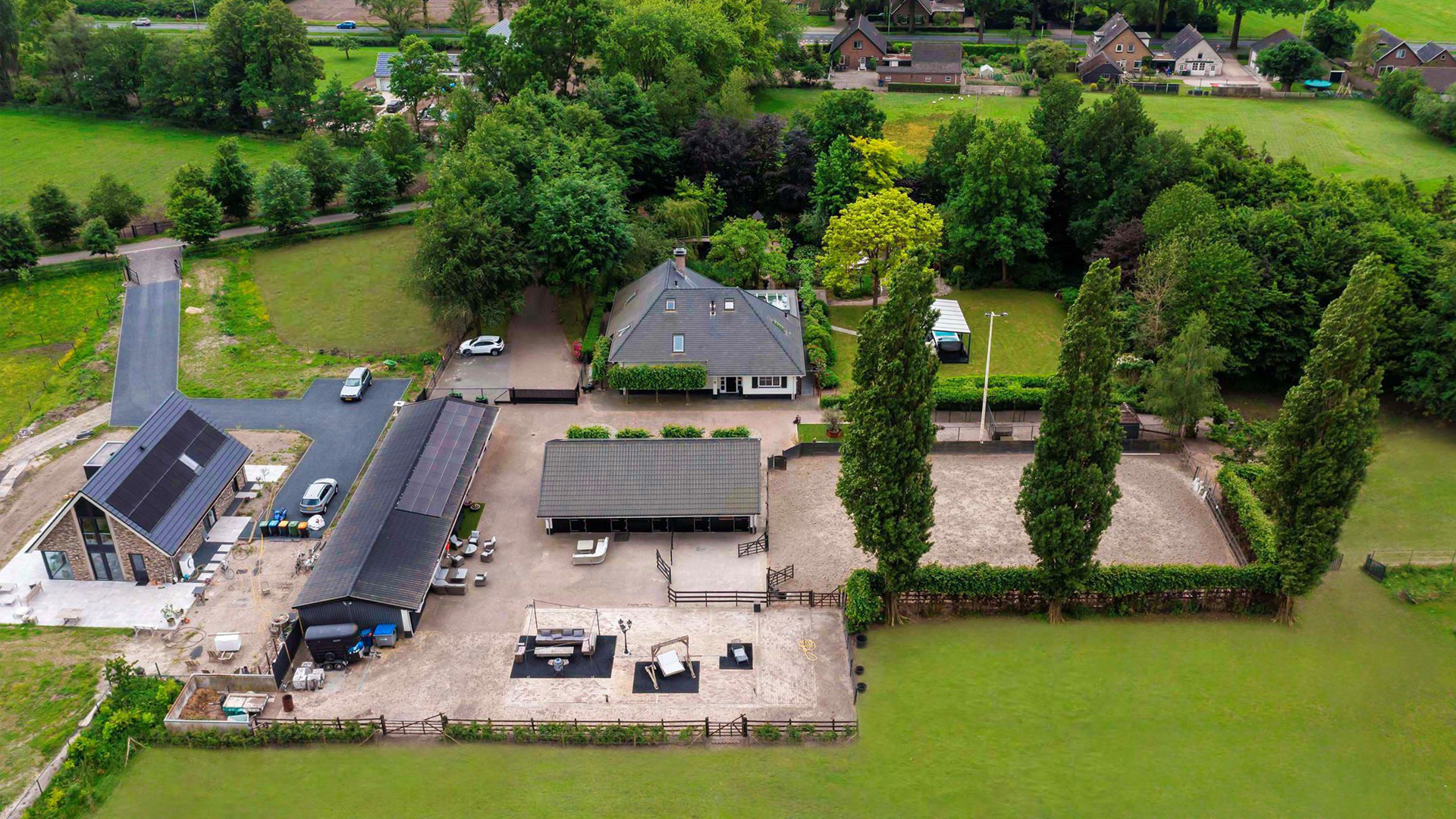 VERKOCHT: Andy en Melisa verkopen hun landhuis tegen een verrassende verkooprijs. Zie foto's 2