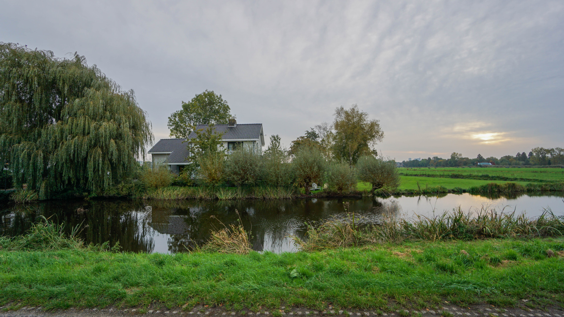 Frank Rijkaard koopt voor miljoenen euro's deze sloop villa in Amstelveen. Zie foto's 11