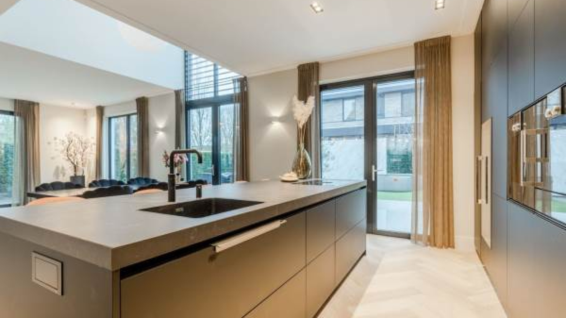 Jos Verstappen en zijn vrouw Sandy kopen in het diepste geheim miljoenen villa in Amstelveen. Zie foto's 10