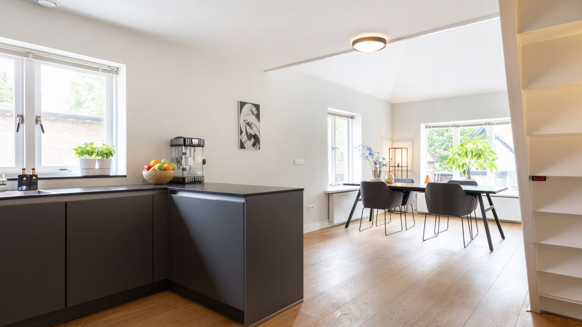 Q Music DJ Bram Krikke zet zijn luxe appartement met waanzinnig dakterras te koop. Zie foto's 6