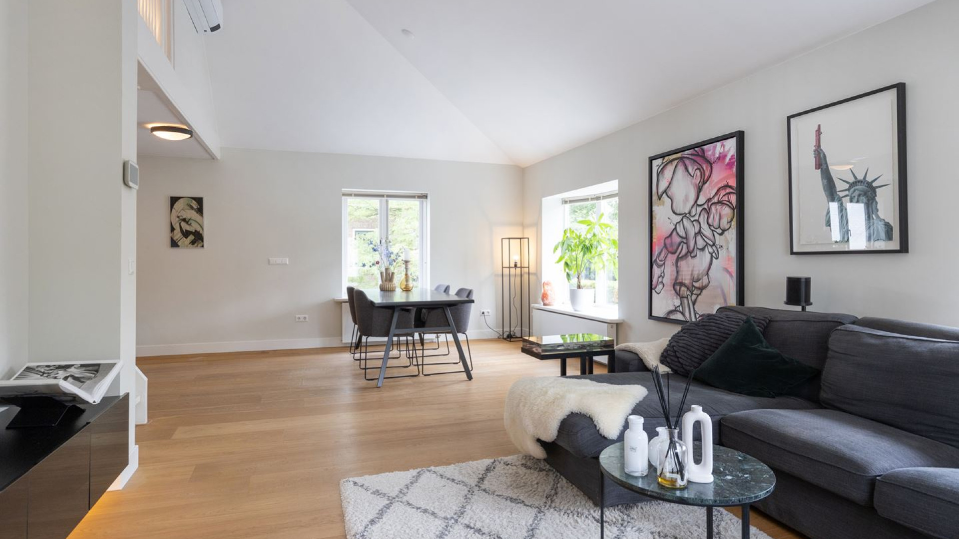 Q Music DJ Bram Krikke zet zijn luxe appartement met waanzinnig dakterras te koop. Zie foto's 9
