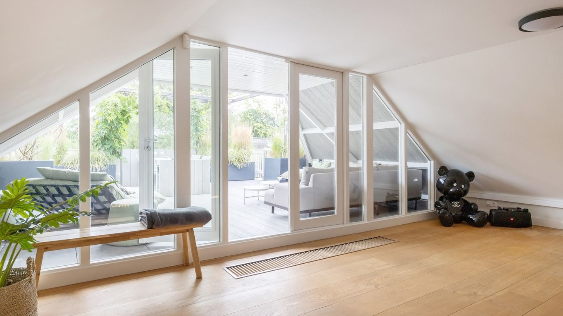 Q Music DJ Bram Krikke zet zijn luxe appartement met waanzinnig dakterras te koop. Zie foto's 10