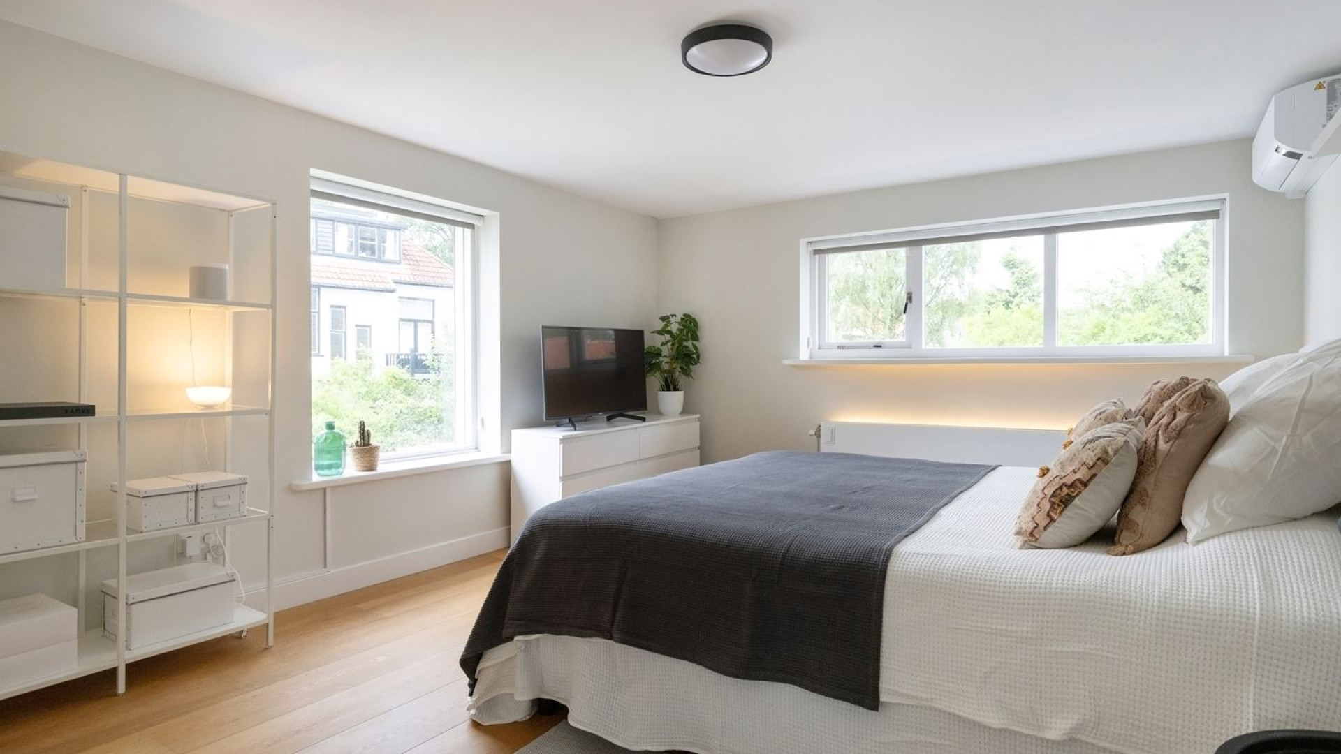 Q Music DJ Bram Krikke zet zijn luxe appartement met waanzinnig dakterras te koop. Zie foto's 13
