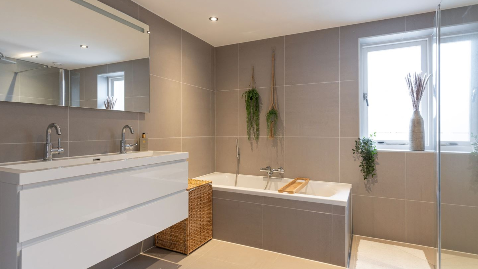 Q Music DJ Bram Krikke zet zijn luxe appartement met waanzinnig dakterras te koop. Zie foto's 17