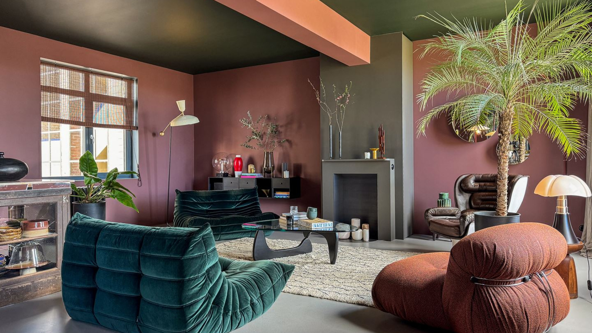 Theo Bert Pot, stylist van het programma BinnensteBuiten gedwongen zijn vraagprijs te verlagen. Zie foto's 8
