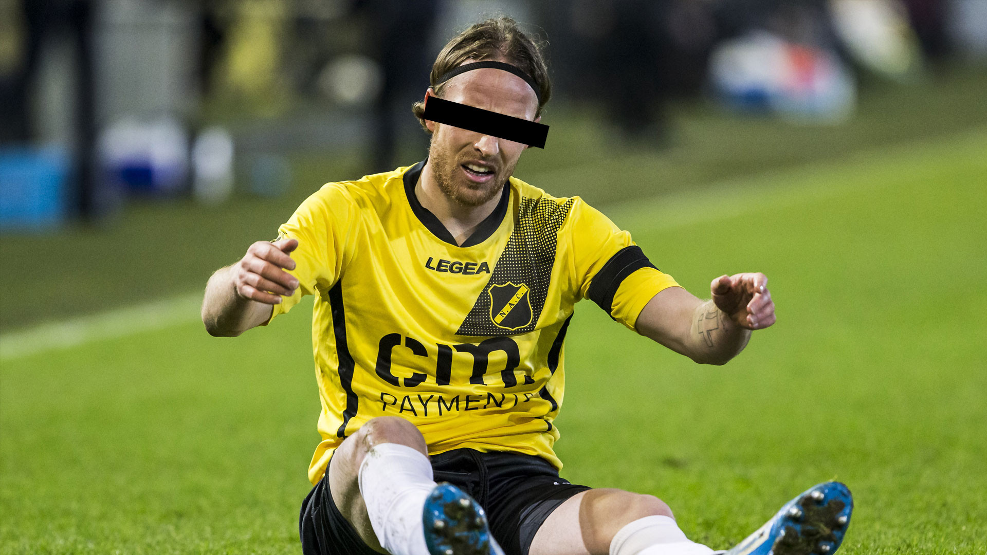 Officier van Justitie legt wegens verdenking drugshandel en witwassen beslag op woning van deze ex profvoetballer! 1
