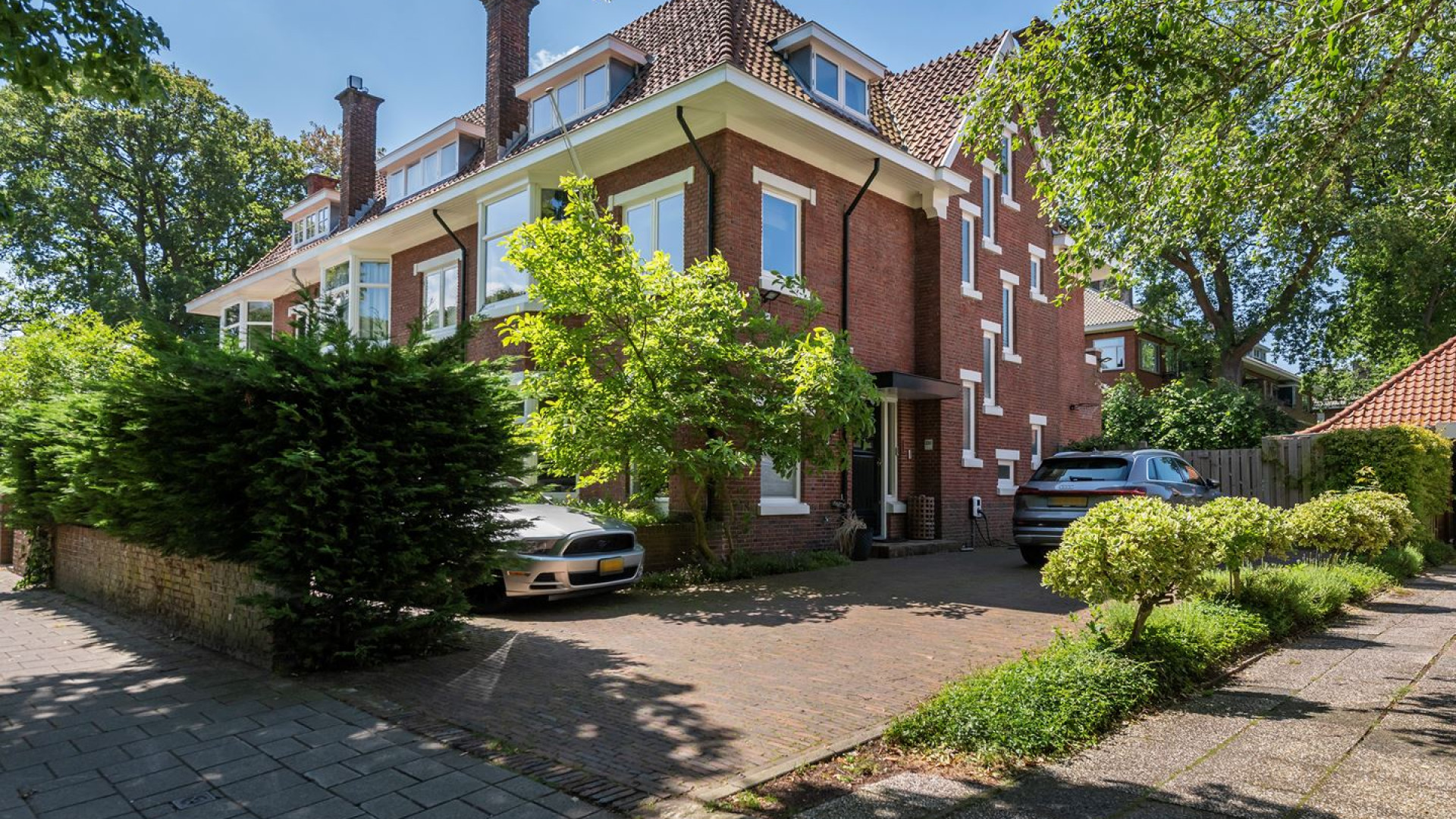 Voormalig Staatssecretaris en spindoctor Jack de Vries zet zijn vrijstaande Haagse villa te koop. Zie foto's 2