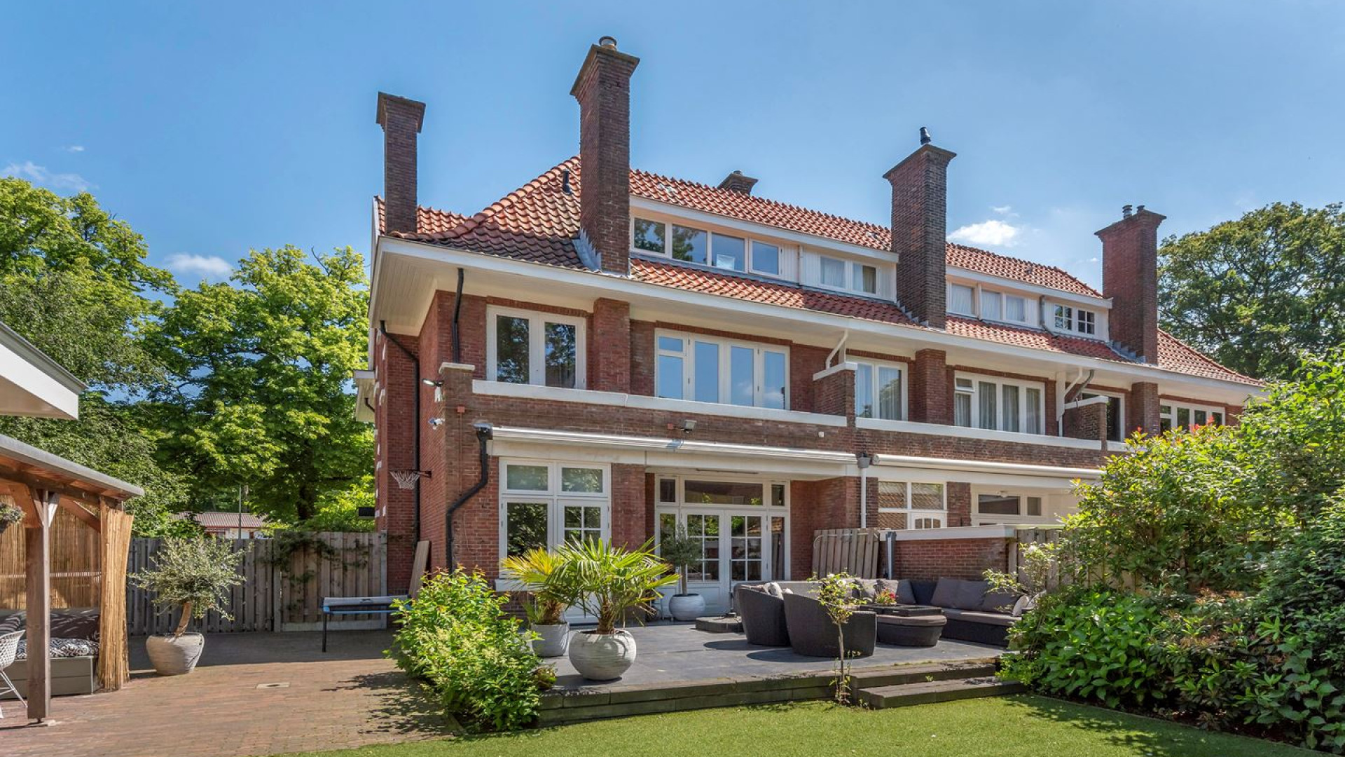 Voormalig Staatssecretaris en spindoctor Jack de Vries zet zijn vrijstaande Haagse villa te koop. Zie foto's 9