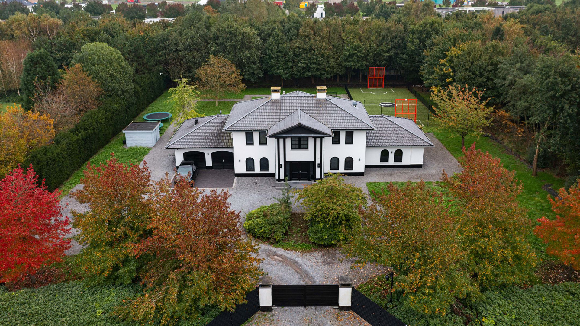 Eindelijk is er een bod gedaan op de villa van rapper Boef Zie foto's 2