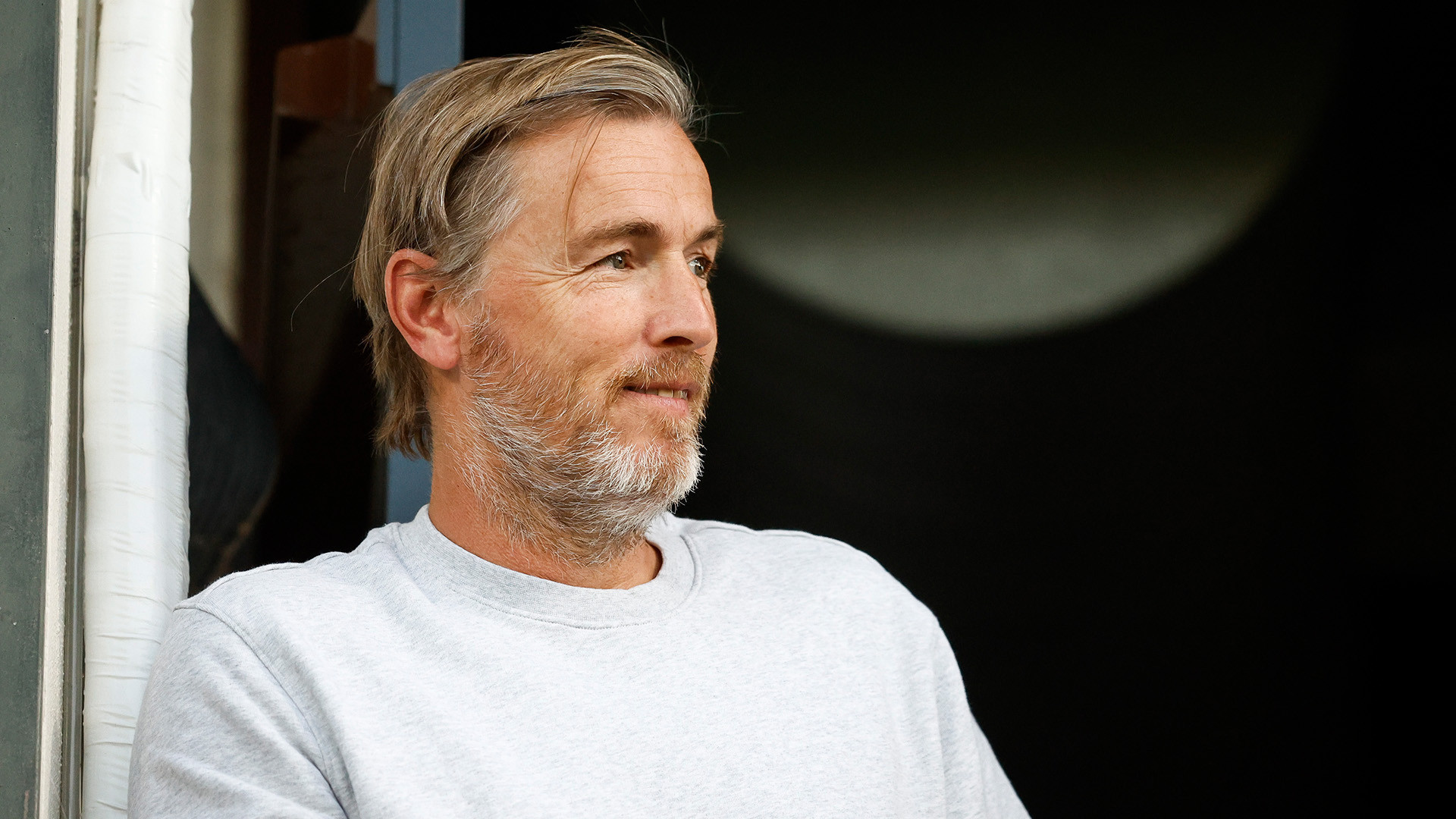 Ex topvoetballer Richard Witschge zet zijn Amsterdamse penthouse te koop. Zie foto's 1