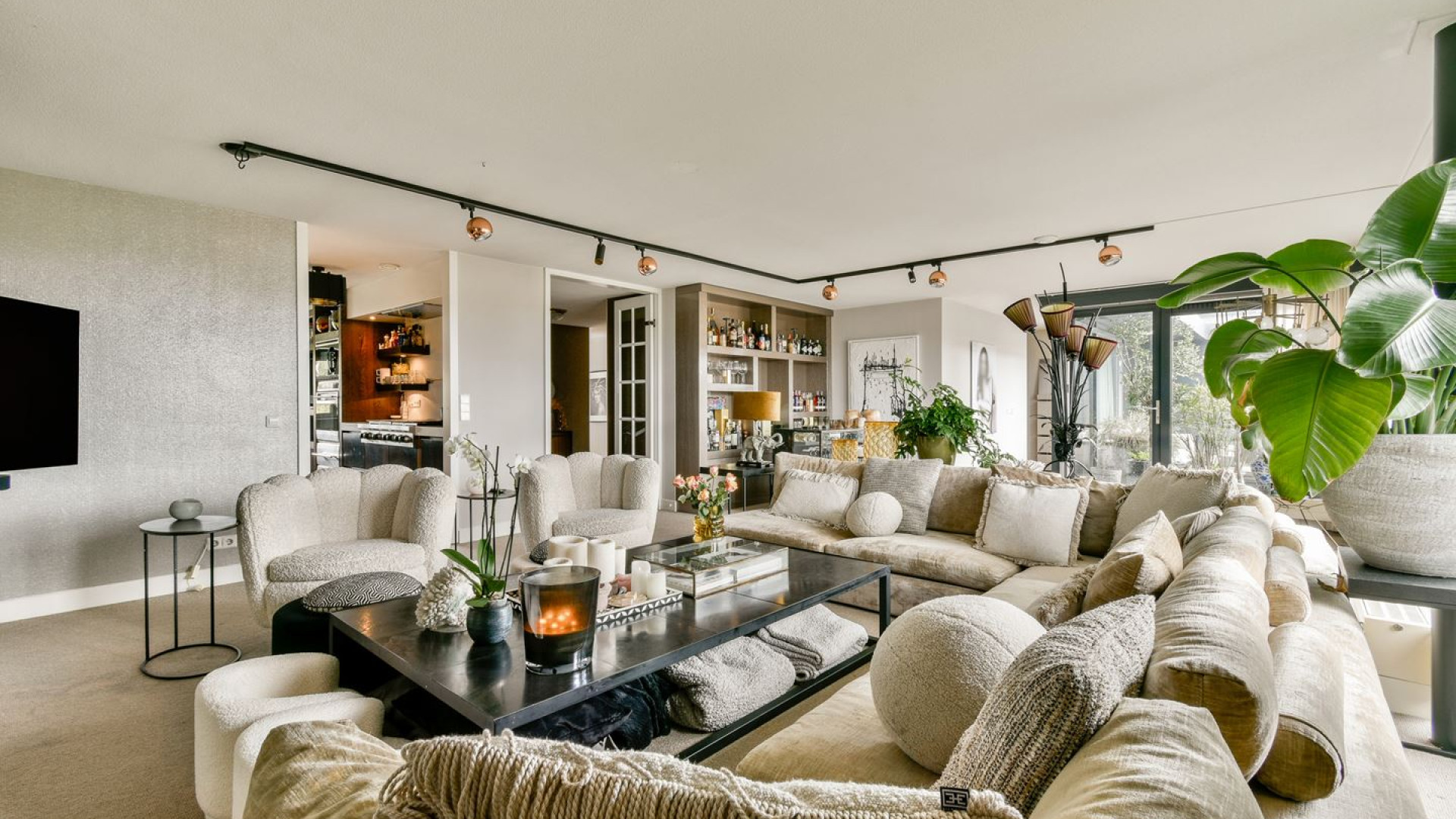 Ex topvoetballer Richard Witschge zet zijn Amsterdamse penthouse te koop. Zie foto's 2
