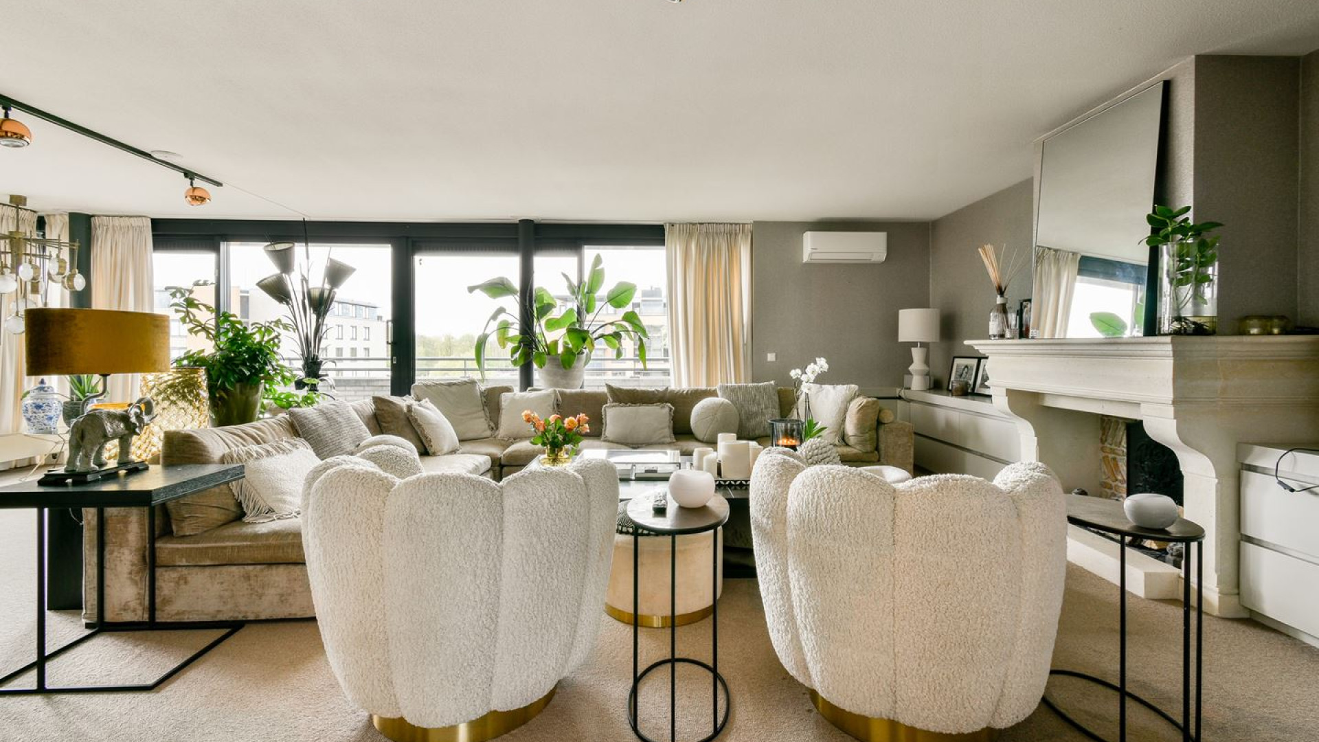 Ex topvoetballer Richard Witschge zet zijn Amsterdamse penthouse te koop. Zie foto's 4
