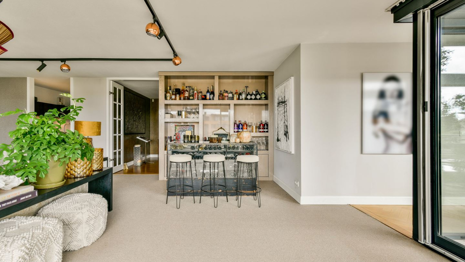 Ex topvoetballer Richard Witschge zet zijn Amsterdamse penthouse te koop. Zie foto's 5