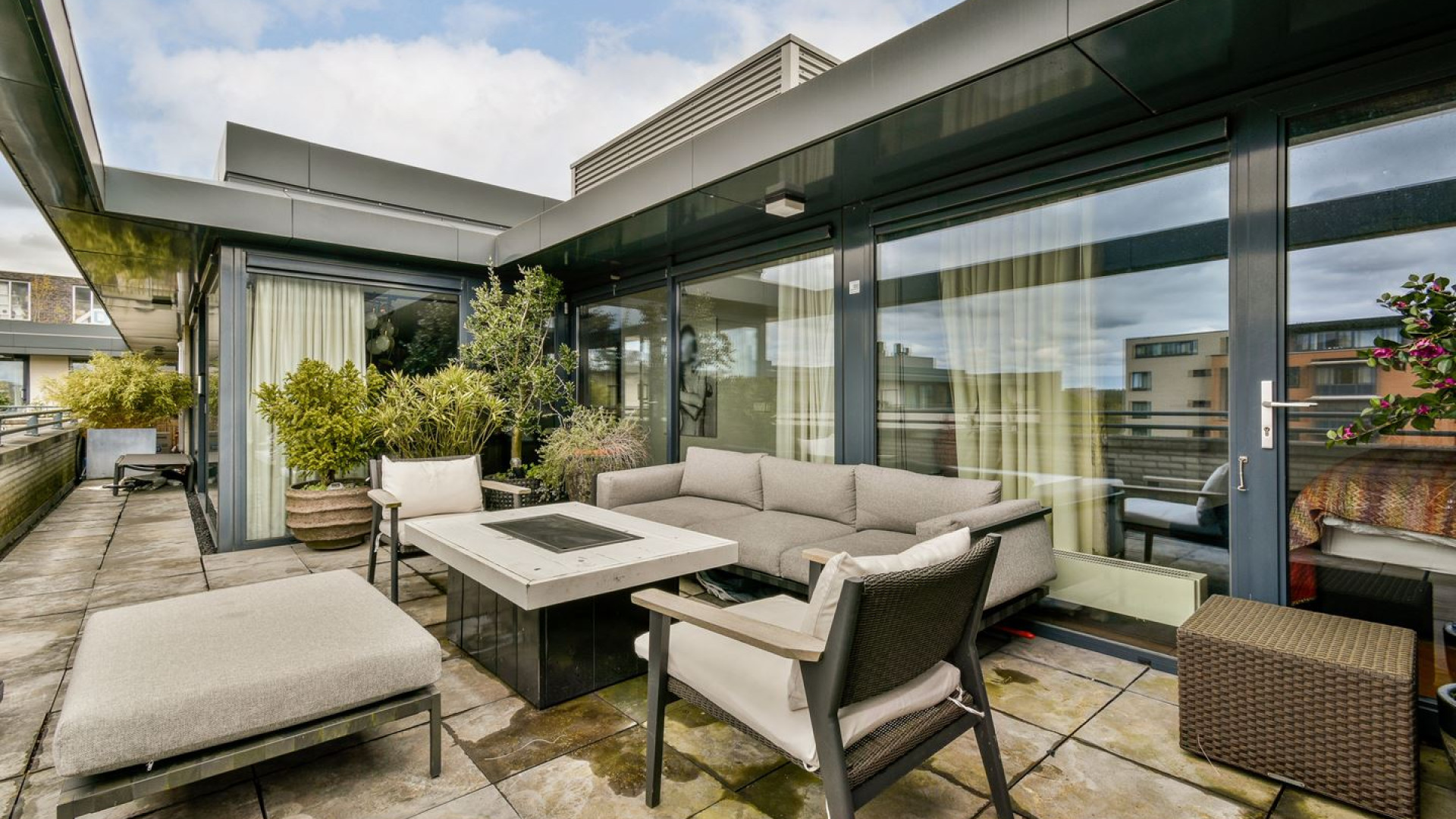 Ex topvoetballer Richard Witschge zet zijn Amsterdamse penthouse te koop. Zie foto's 6
