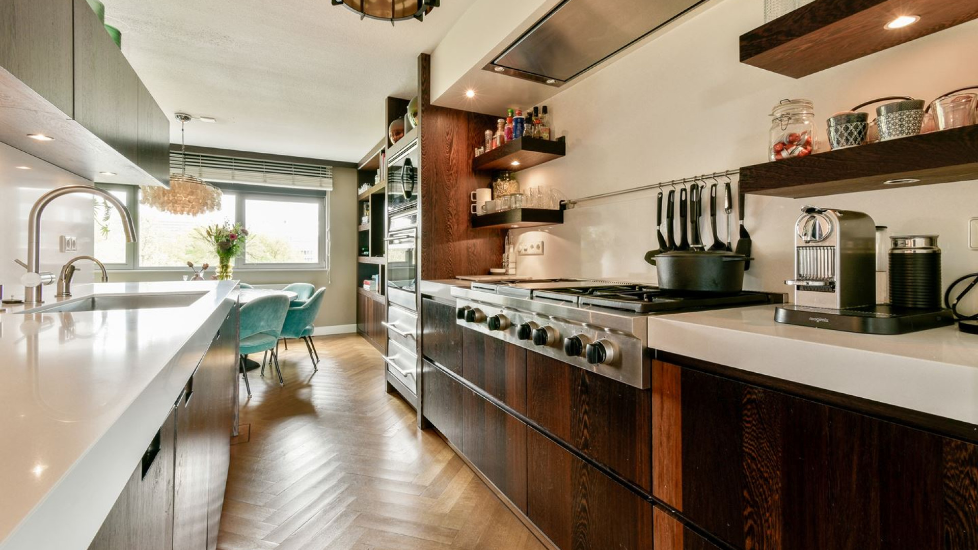 Ex topvoetballer Richard Witschge zet zijn Amsterdamse penthouse te koop. Zie foto's 7