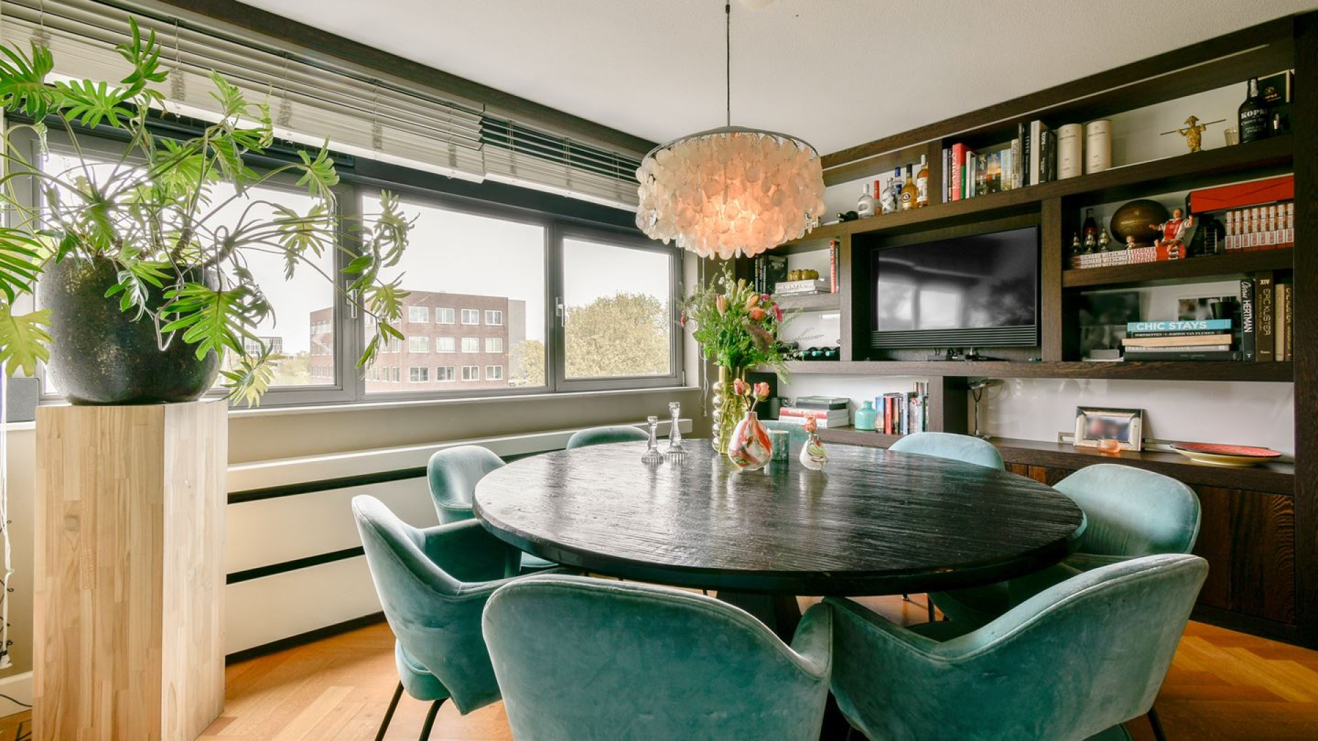 Ex topvoetballer Richard Witschge zet zijn Amsterdamse penthouse te koop. Zie foto's 8
