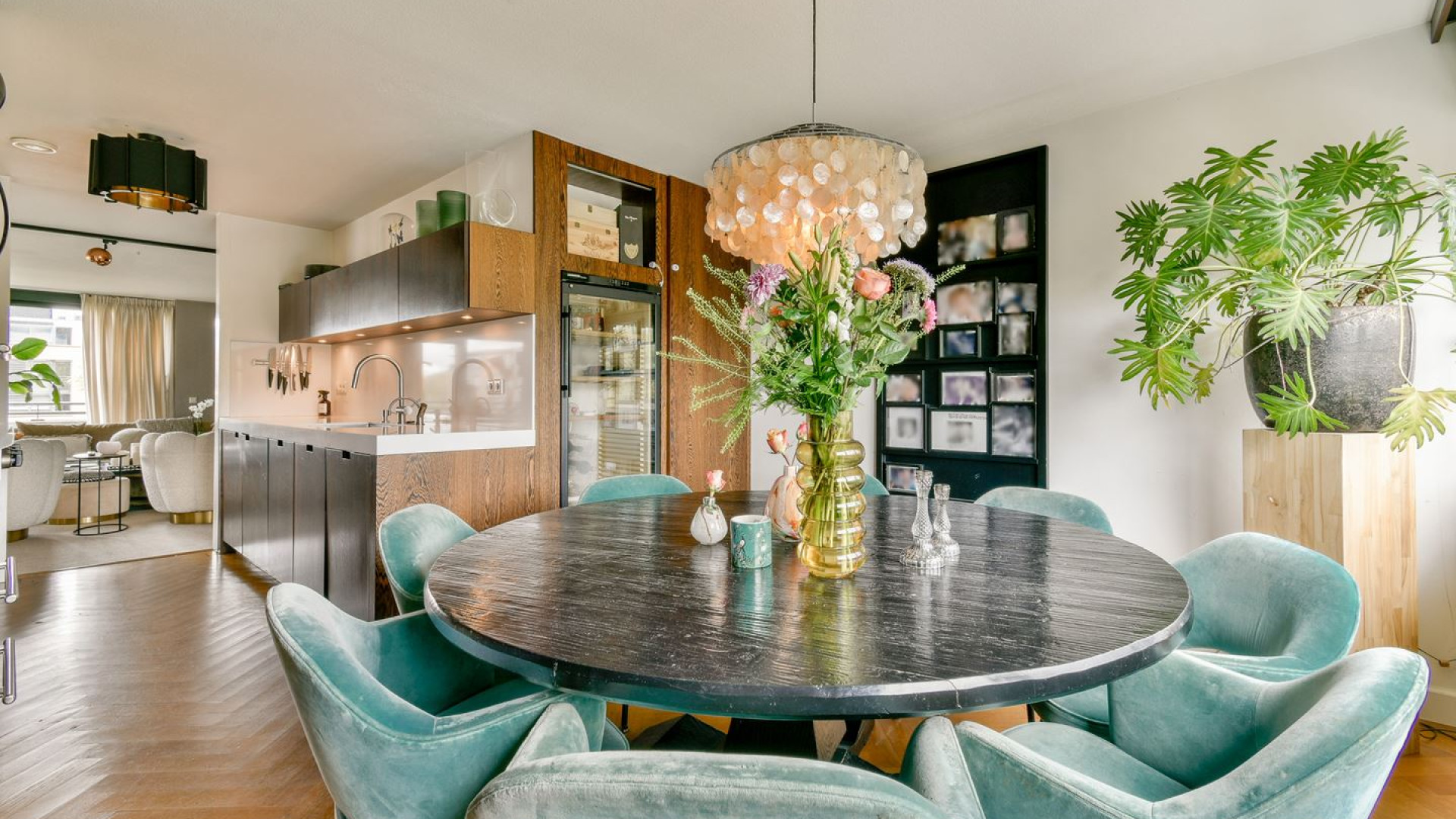 Ex topvoetballer Richard Witschge zet zijn Amsterdamse penthouse te koop. Zie foto's 9