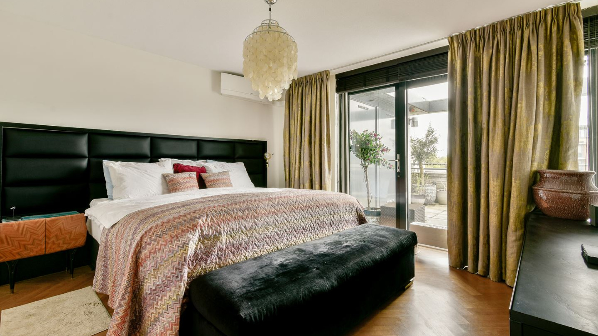 Ex topvoetballer Richard Witschge zet zijn Amsterdamse penthouse te koop. Zie foto's 10