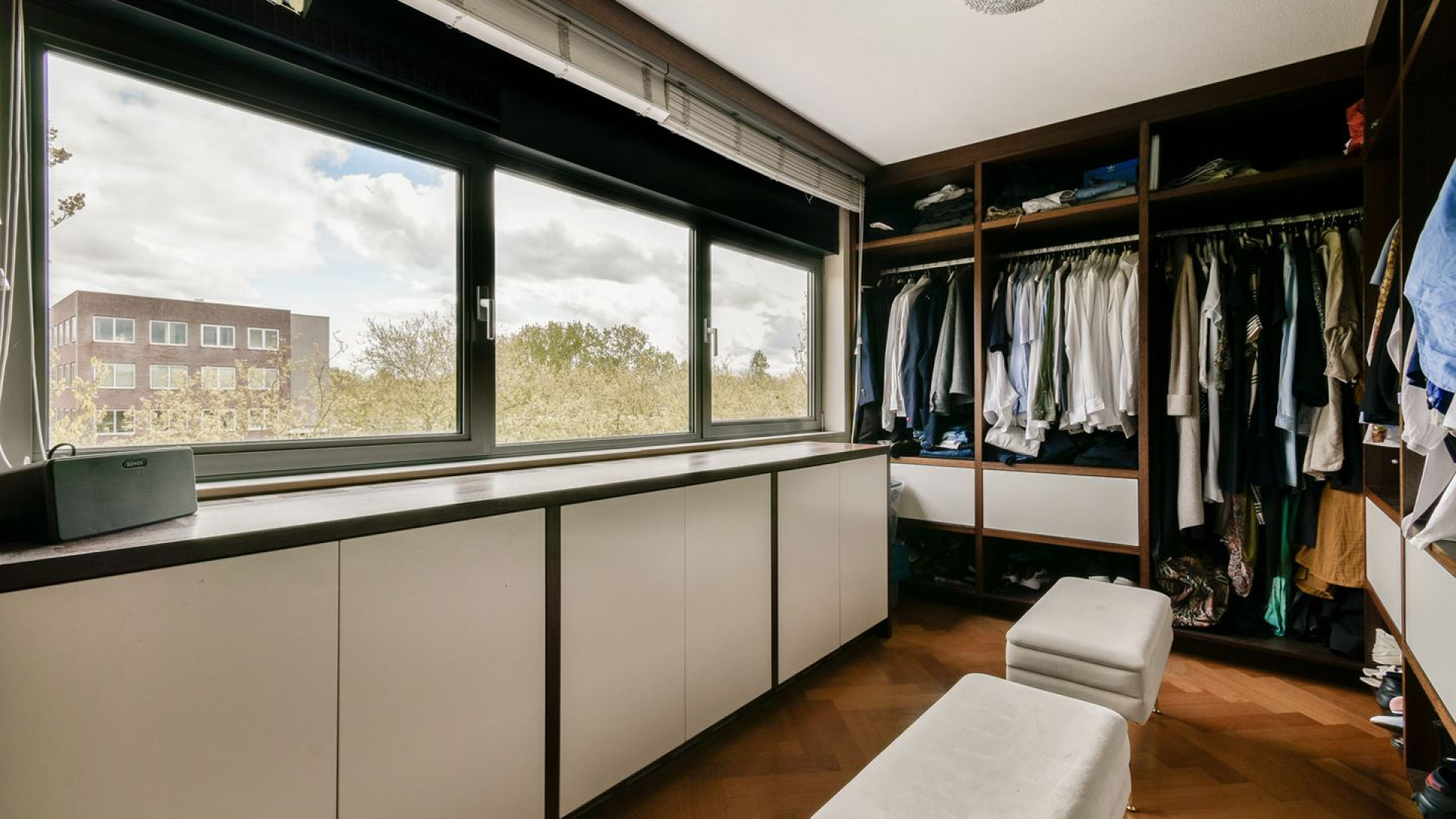 Ex topvoetballer Richard Witschge zet zijn Amsterdamse penthouse te koop. Zie foto's 13