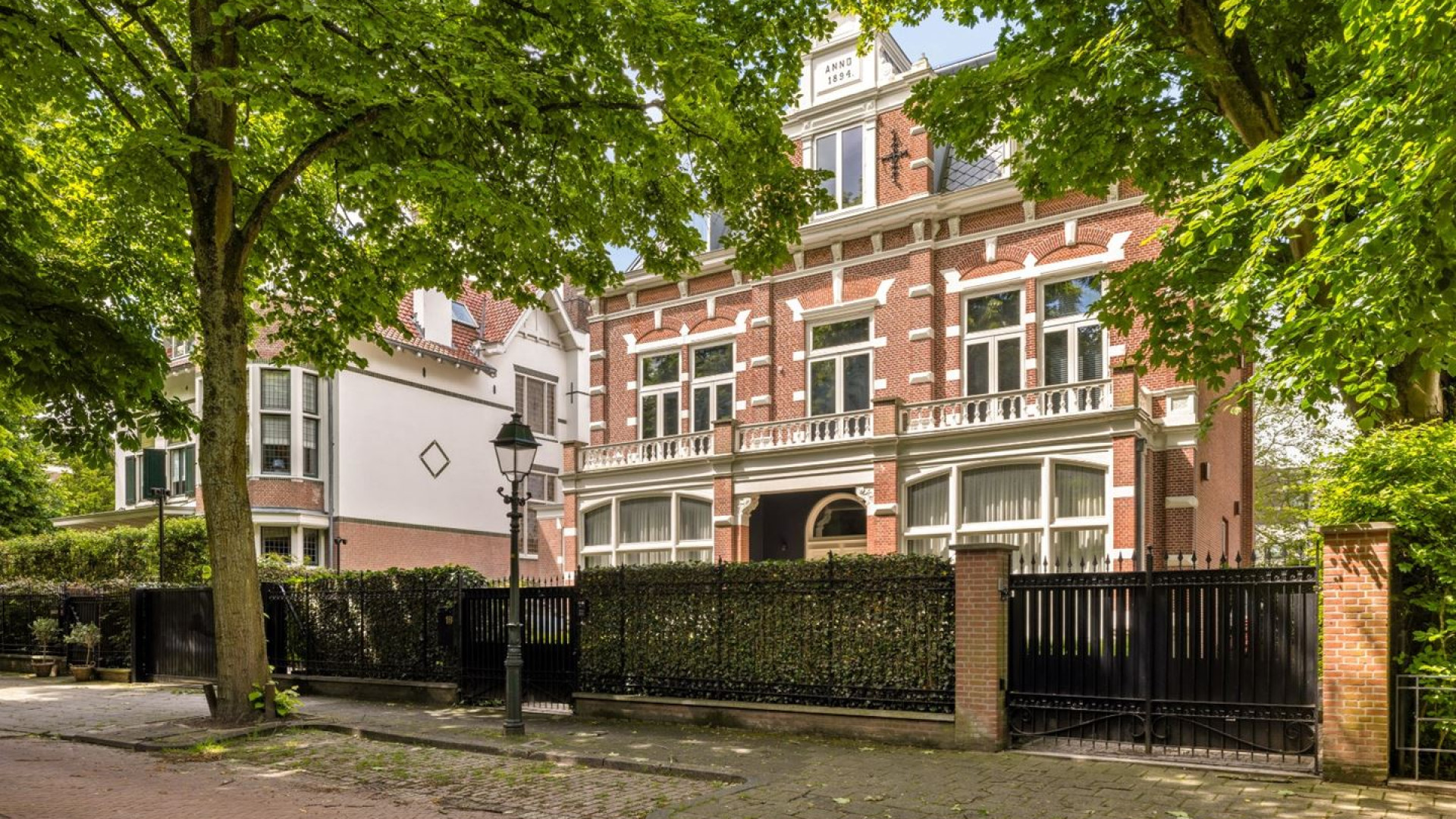 Dit voormalige Haagse liefdesnestje Anna Nooshin nu voor miljoenen euro's te koop gezet. Zie foto's 2