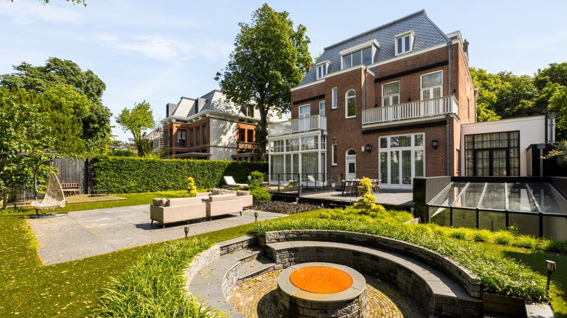 Dit voormalige Haagse liefdesnestje Anna Nooshin nu voor miljoenen euro's te koop gezet. Zie foto's 14