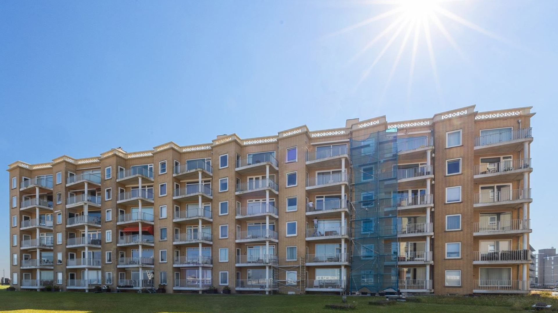 Rene van der Gijp zet zijn strandappartement aan de boulevard van Scheveningen te koop. Zie foto's 2