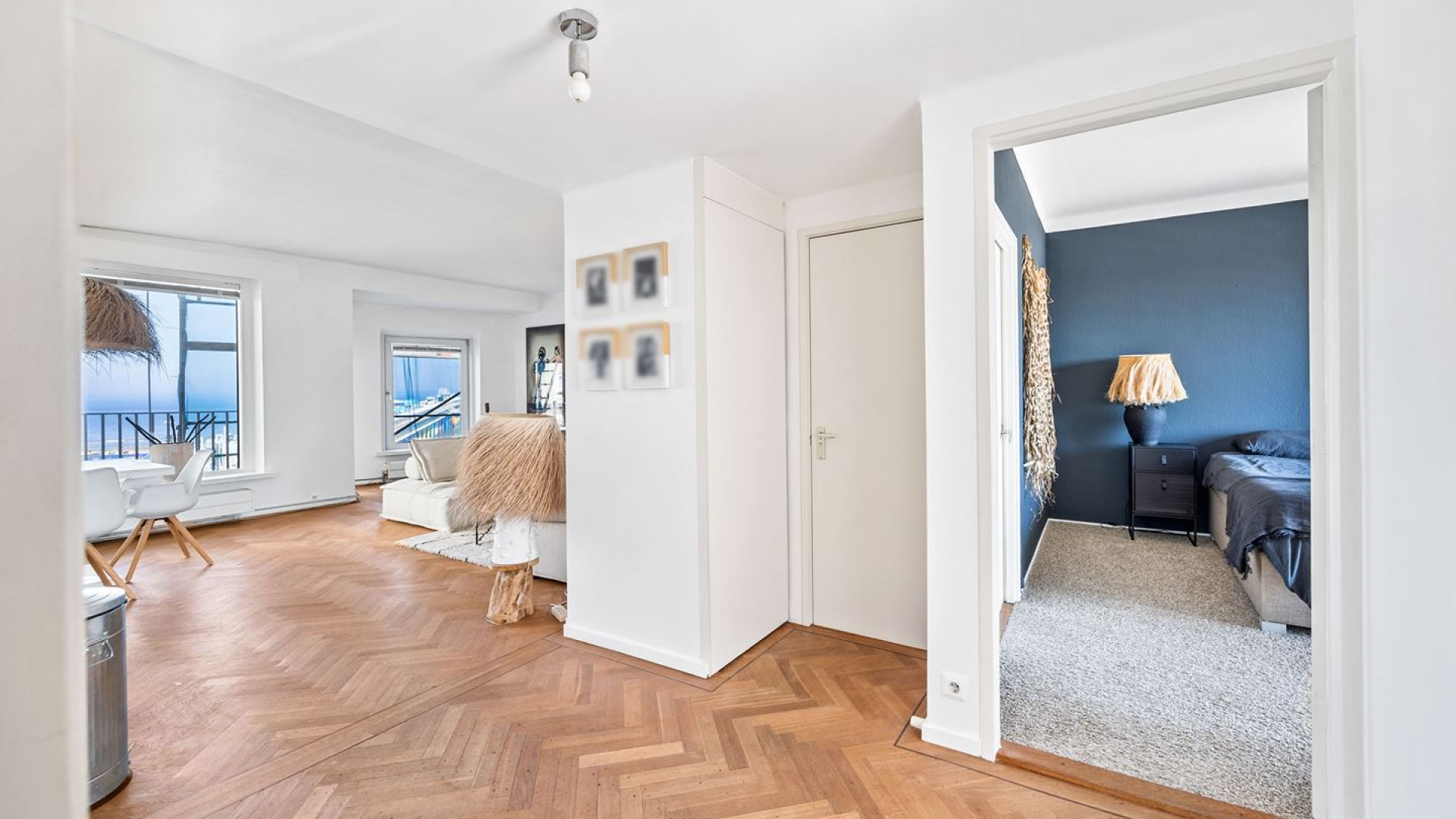 Rene van der Gijp zet zijn strandappartement aan de boulevard van Scheveningen te koop. Zie foto's 4