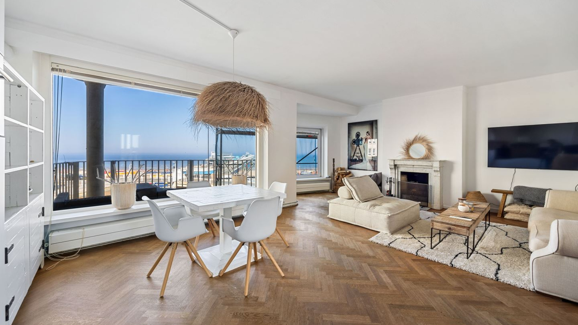 Rene van der Gijp zet zijn strandappartement aan de boulevard van Scheveningen te koop. Zie foto's 5
