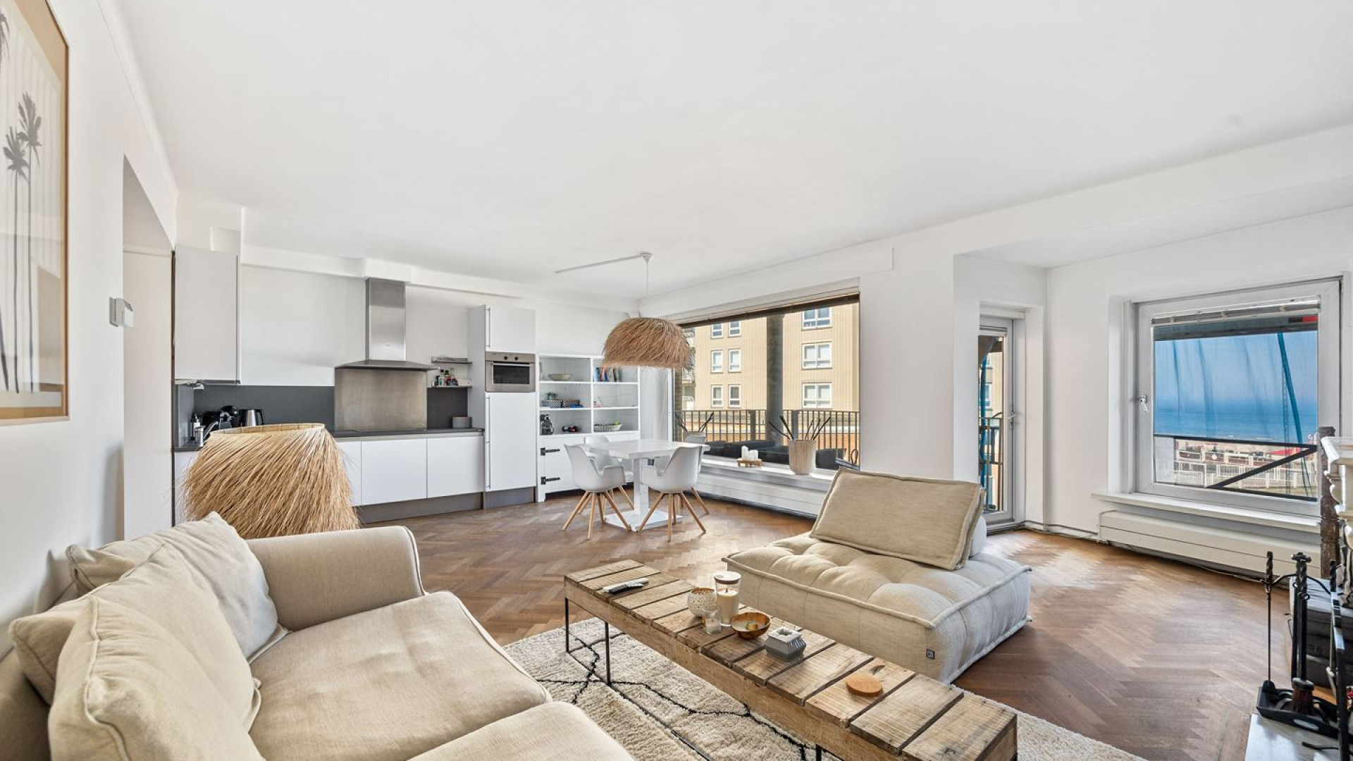 Rene van der Gijp zet zijn strandappartement aan de boulevard van Scheveningen te koop. Zie foto's 7
