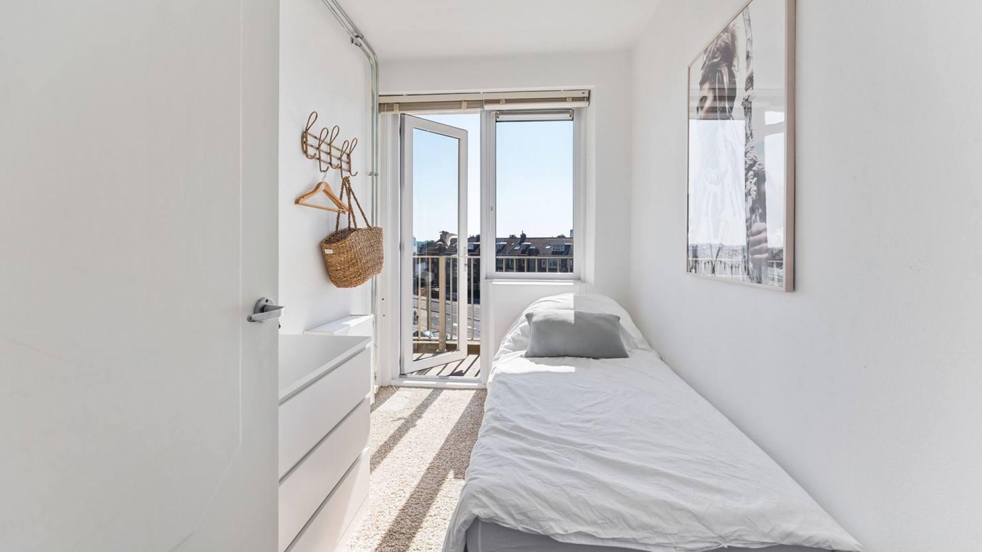 Rene van der Gijp zet zijn strandappartement aan de boulevard van Scheveningen te koop. Zie foto's 9