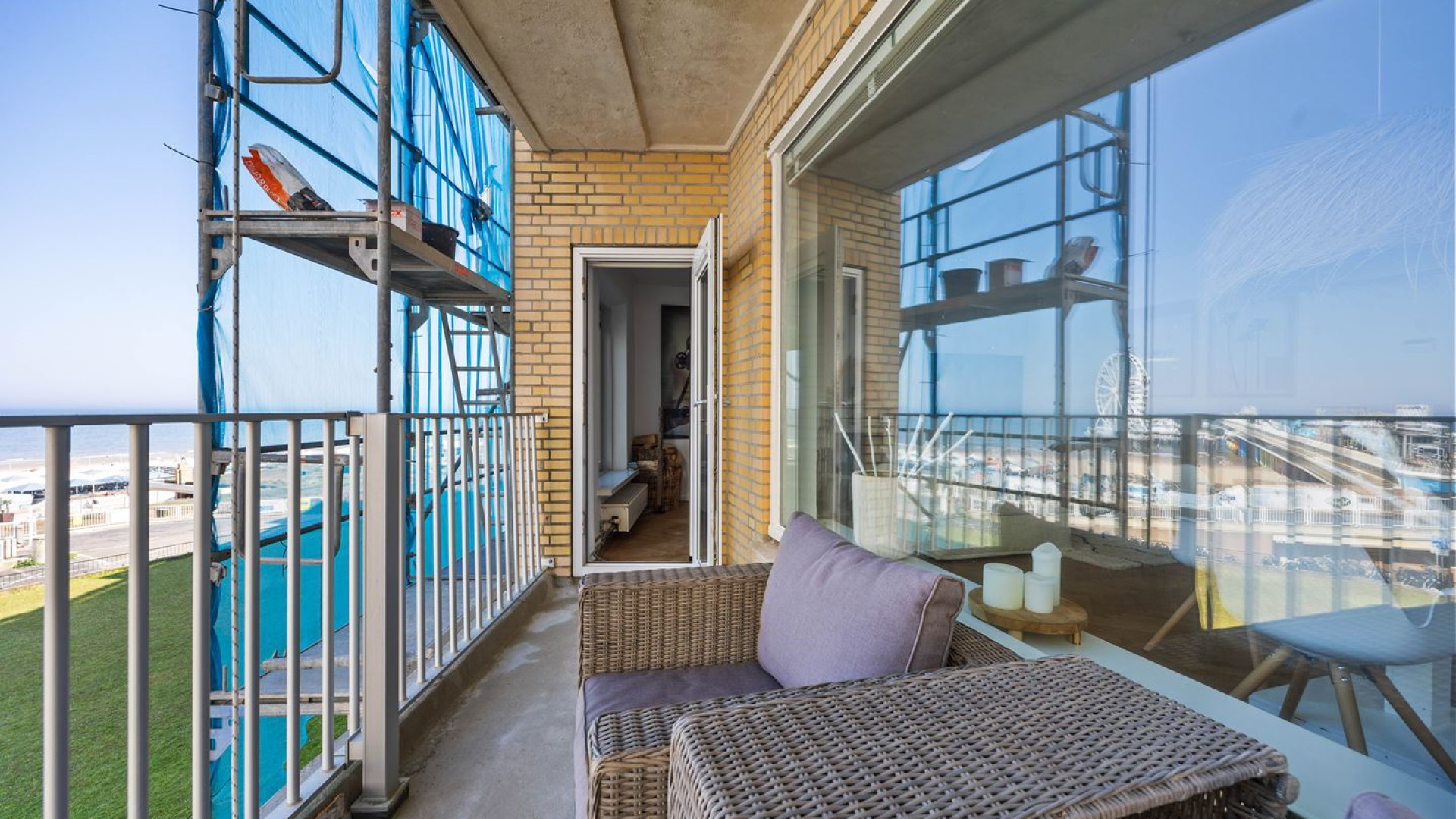 Rene van der Gijp zet zijn strandappartement aan de boulevard van Scheveningen te koop. Zie foto's 11
