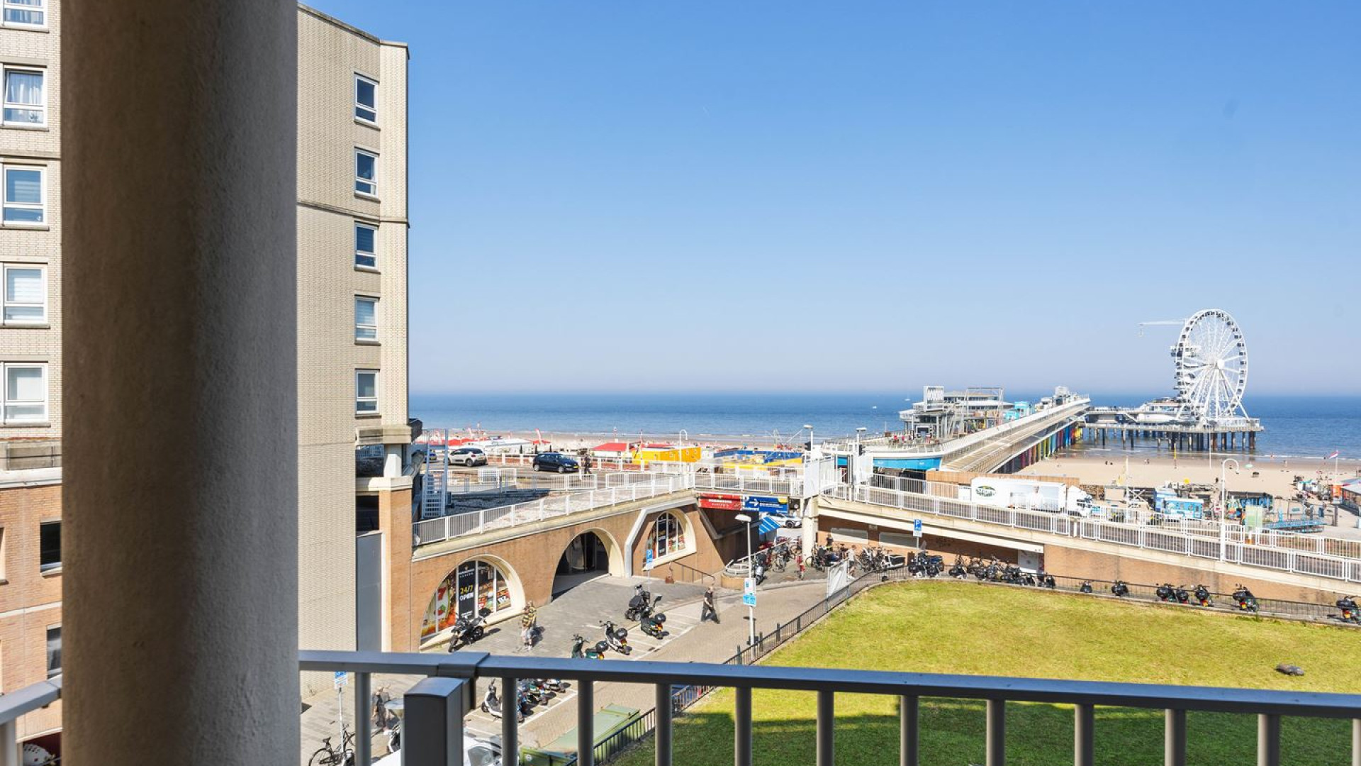 Rene van der Gijp zet zijn strandappartement aan de boulevard van Scheveningen te koop. Zie foto's 12
