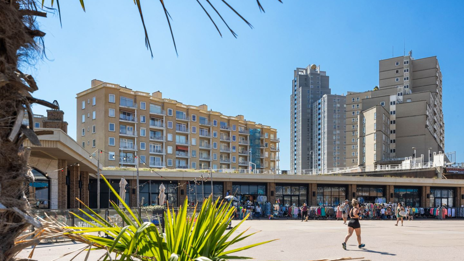 Rene van der Gijp zet zijn strandappartement aan de boulevard van Scheveningen te koop. Zie foto's 13
