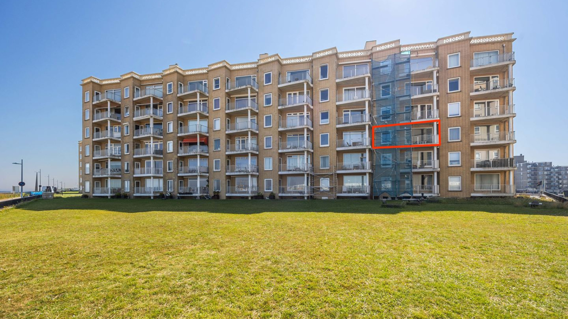 Rene van der Gijp zet zijn strandappartement aan de boulevard van Scheveningen te koop. Zie foto's 14