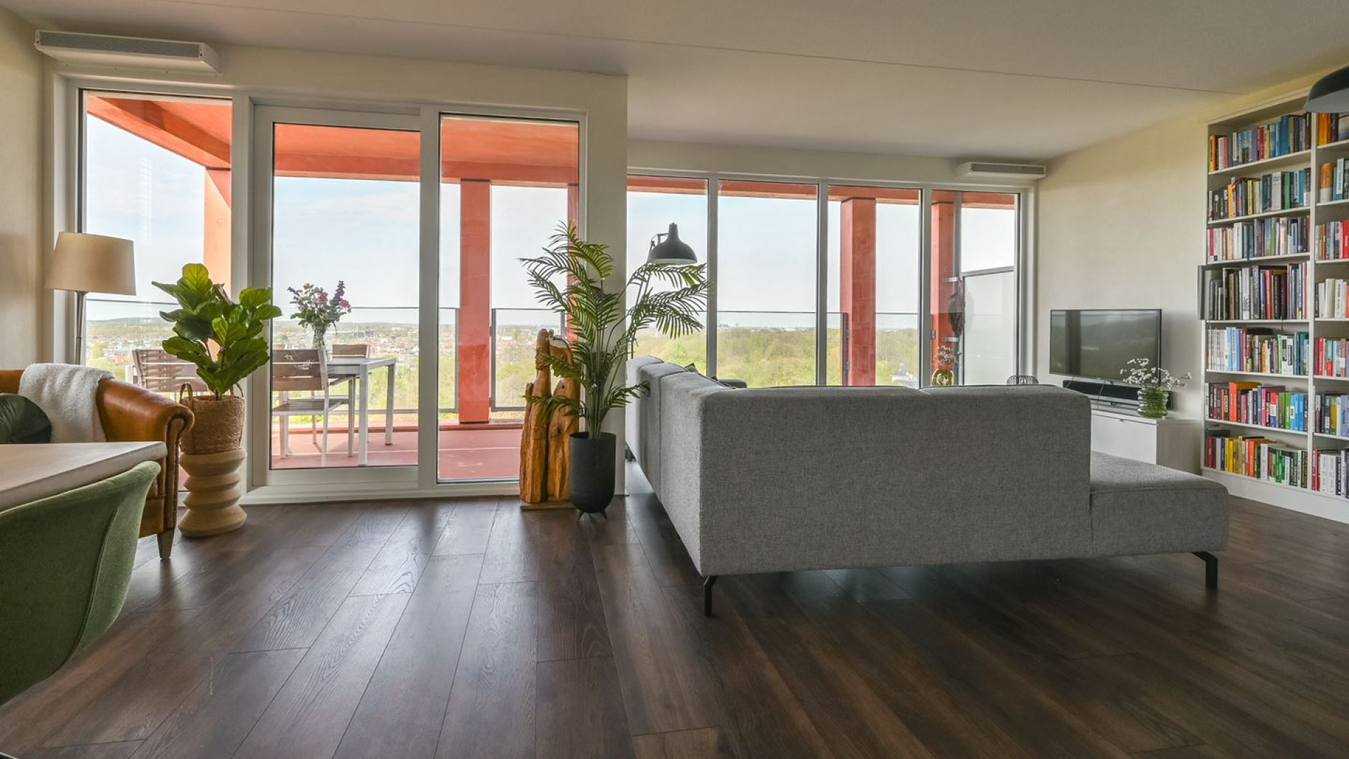 Verslavingsdeskundige Bram Bakker verkoopt zijn appartement met vette winst. Zie foto's 3