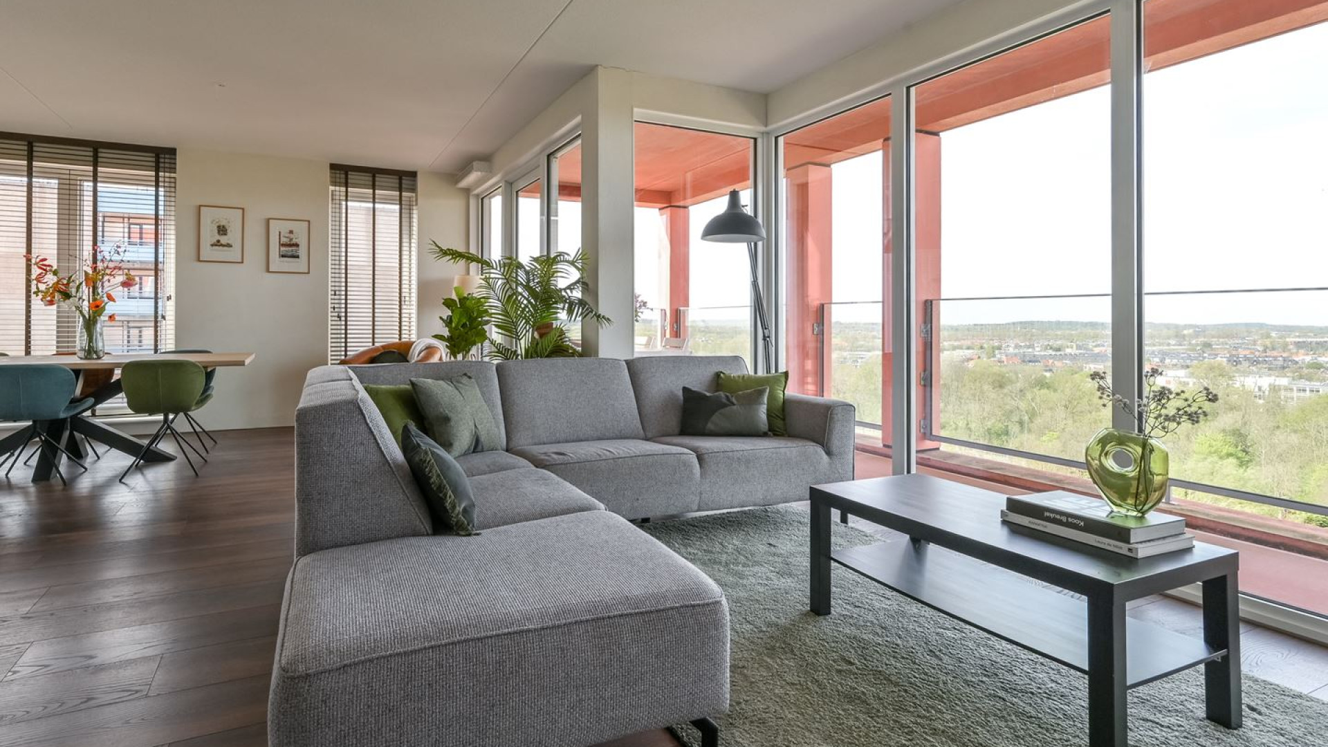 Verslavingsdeskundige Bram Bakker verkoopt zijn appartement met vette winst. Zie foto's 5