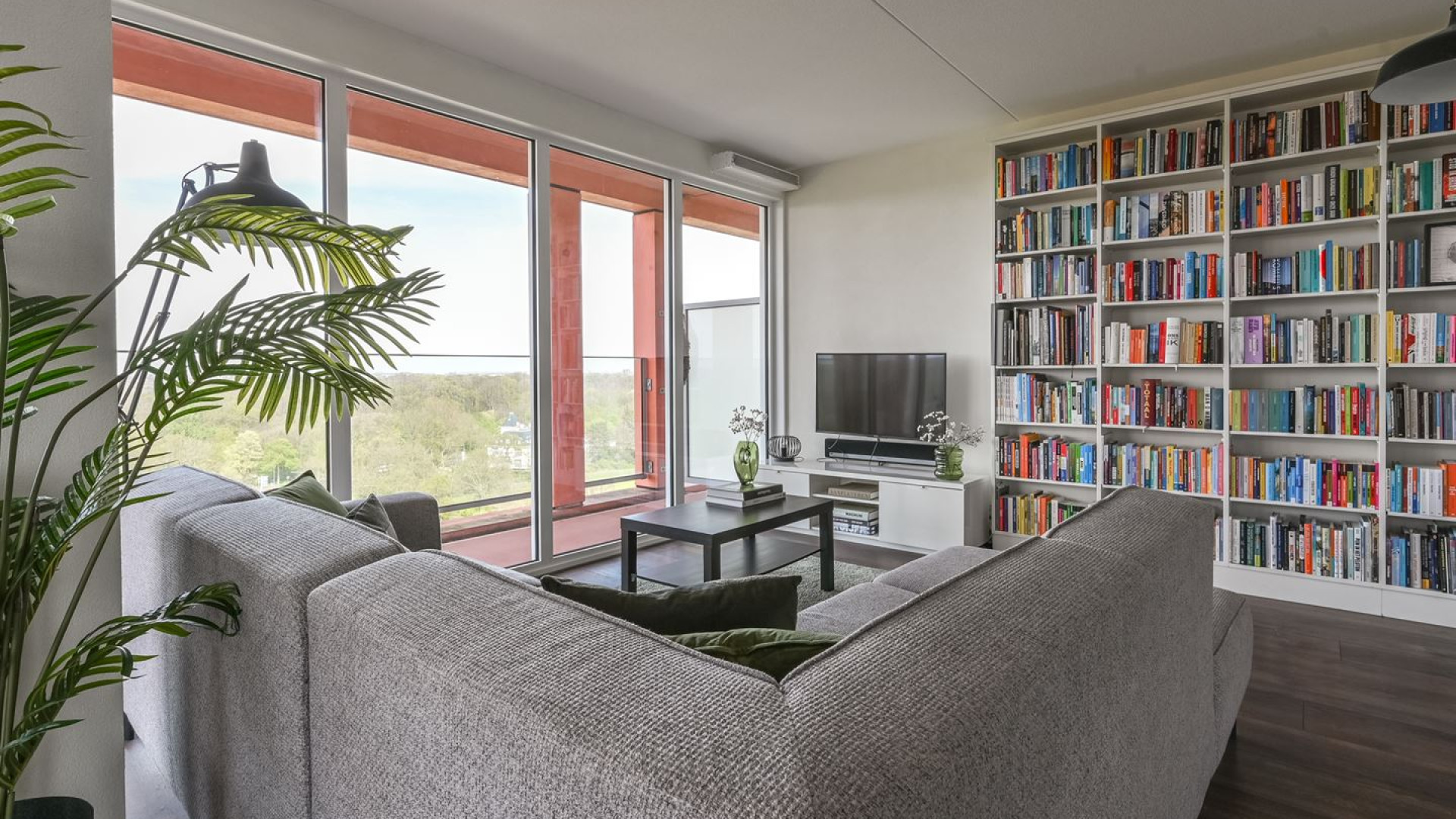 Verslavingsdeskundige Bram Bakker verkoopt zijn appartement met vette winst. Zie foto's 6