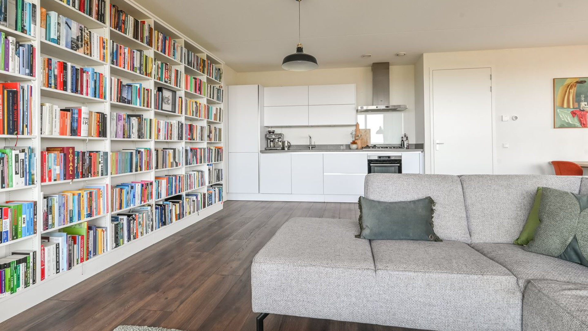 Verslavingsdeskundige Bram Bakker verkoopt zijn appartement met vette winst. Zie foto's 7